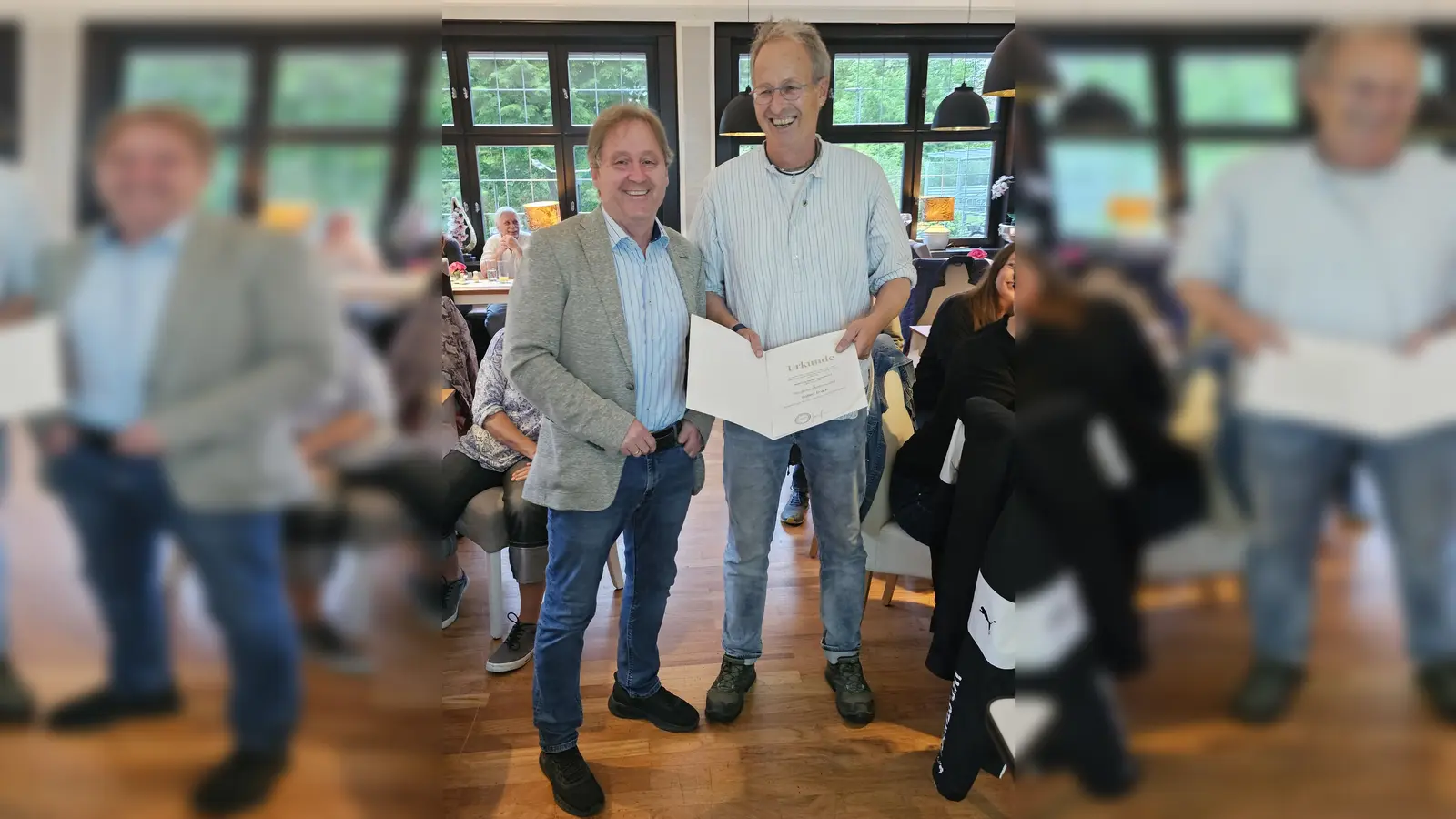 Für seine 40-jährige Mitgliedschaft im Ammerseer Theaterverein wurde Robert Brack (r.) von Franz Czasny mit einer Urkunde und der goldenen Ehrennadel des bayerischen Amateur-Theater-Verbandes ausgezeichnet. (Foto: Ammerseer Theaterverein)