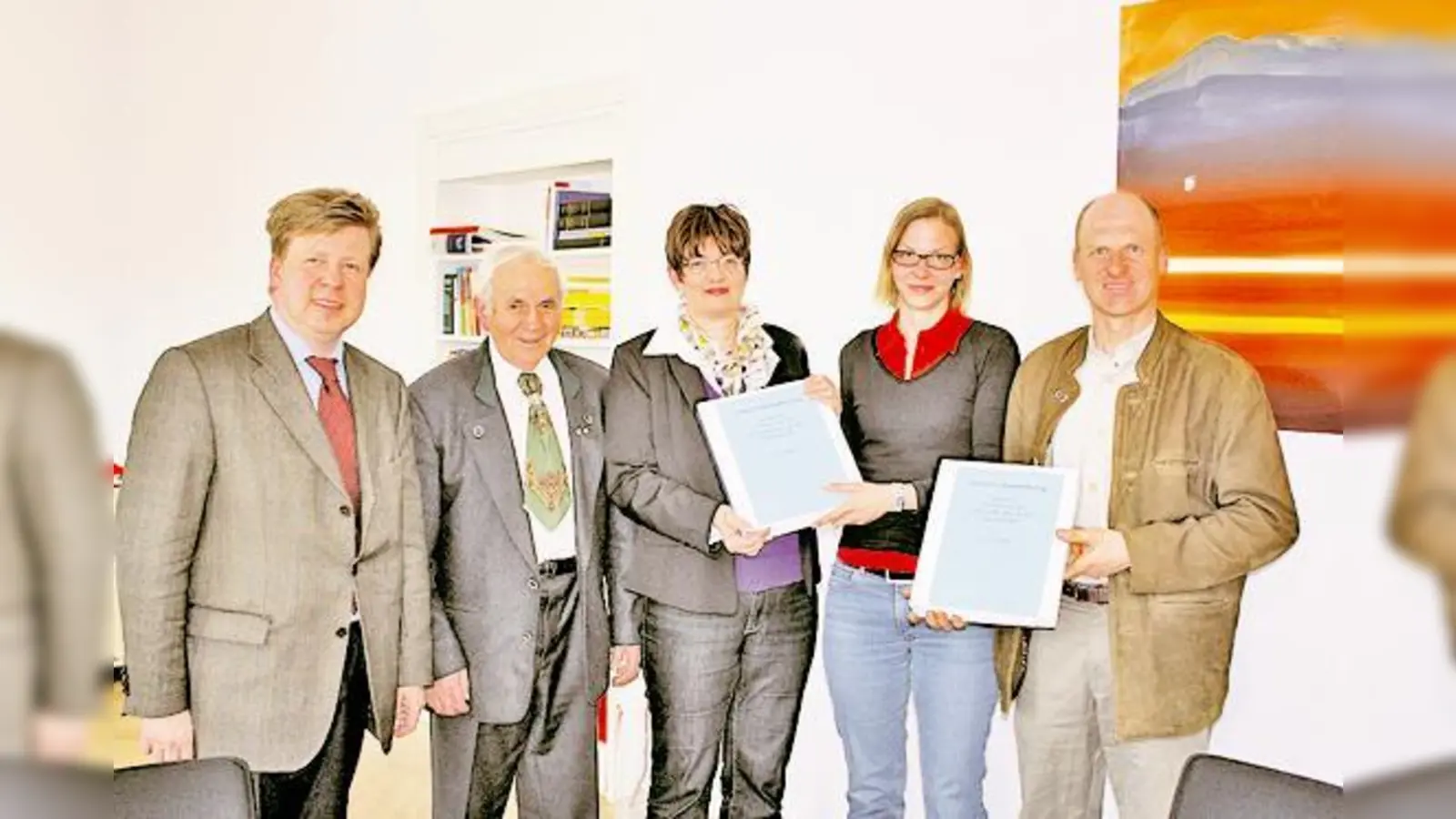 Bei der Übergabe der Unterschriften: Stadtrat Robert Brannekämper, Franz Reznik, Christine Strobl, Cornelia Niebler und Martin Baumgartner (v.li.)	 (Foto: Privat)