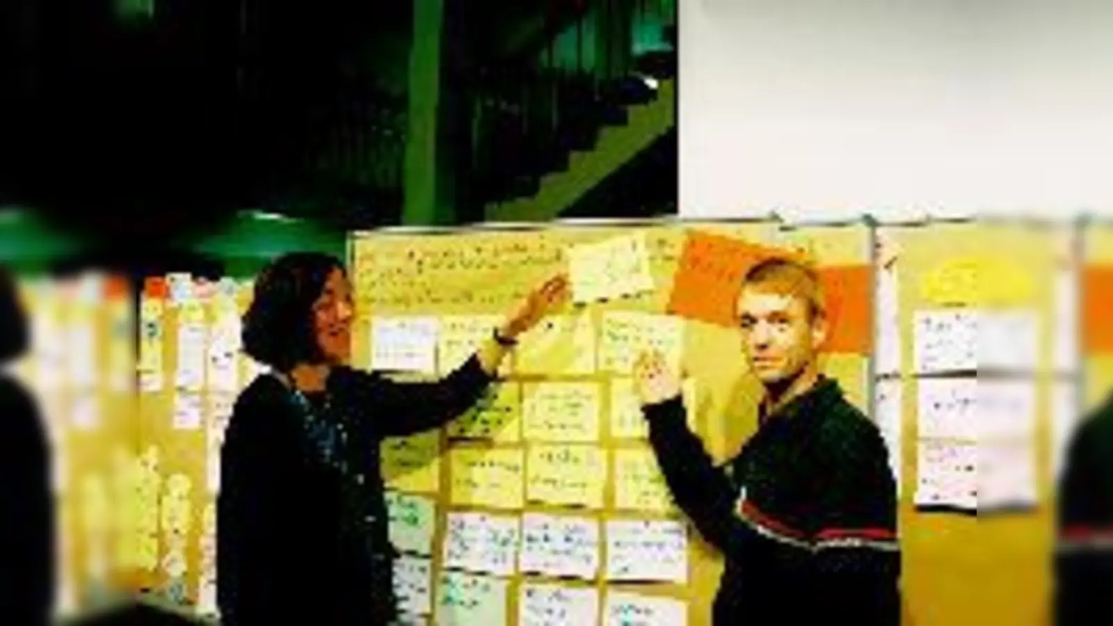 »Wir sind die Stadt!«: Annette Müller, Leiterin der Stadtbibliothek Maxvorstadt, und Michael Clemens von »Zukunft München 2030« präsentieren ihre Vision von der Stadt München im Jahr 2030.	 (Foto: rme)