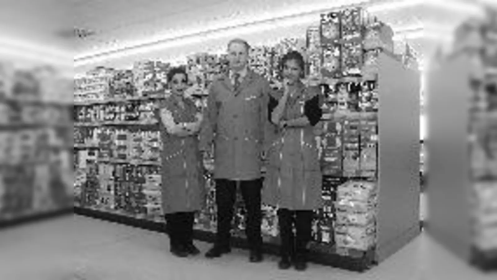 Semanur Unger, Filialleitung, Bezirksleiter Thomas Aman und stellv. Filialleiterin Derya Akyasan (v. rechts).	 (Foto: ct)