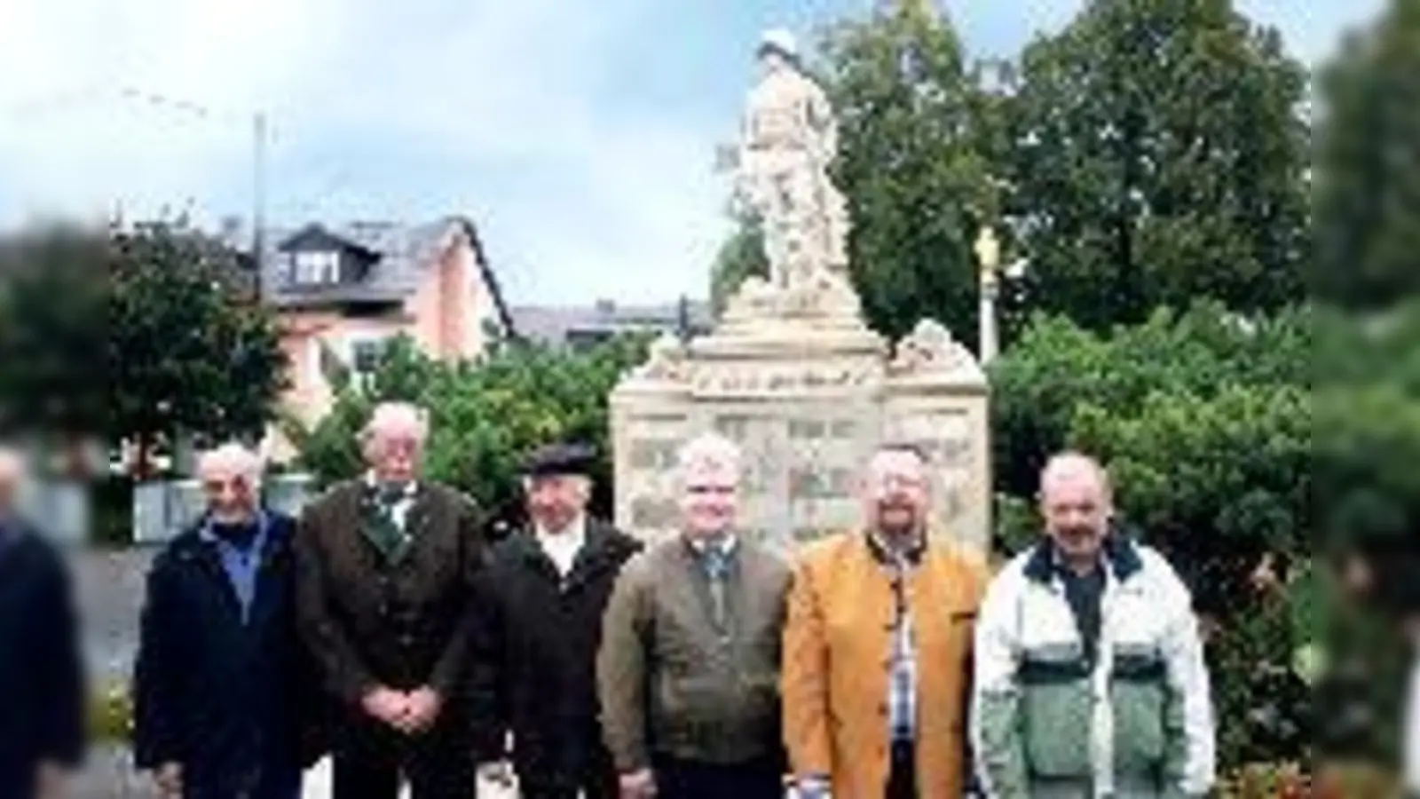 Die Feldmochinger Vereine sorgen für Geselligkeit und Zusammenhalt im Stadtteil (von rechts): Hans Theimer, Georg Hölzl, Markus Waldherr, Franz Pabst, Martin Geier und Landwirt Martin Zech. 	 (Foto: ws)