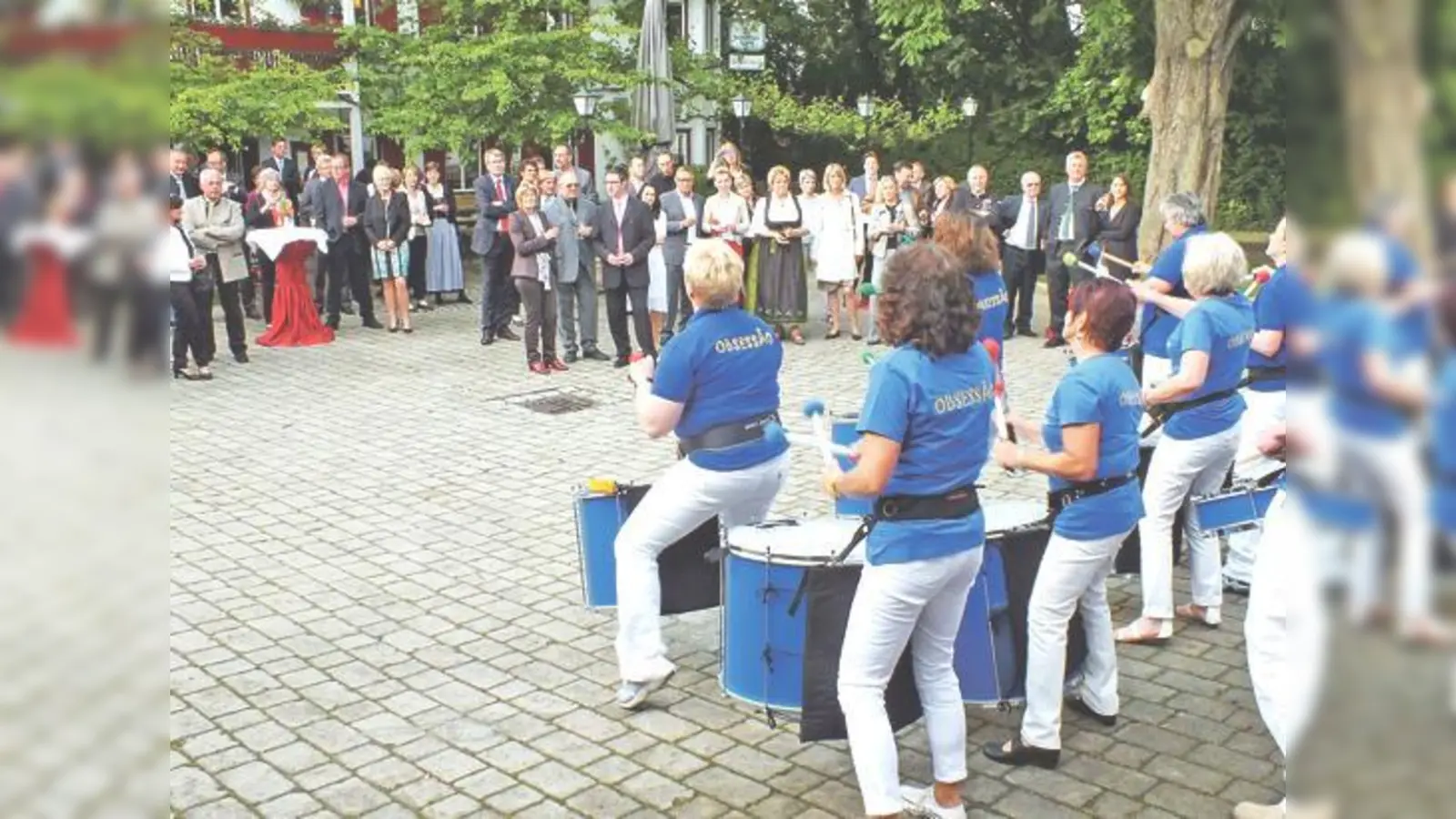 Auf die Trommel gehauen. Die Unternehmerfrauen in Fraunberg feierten Jubiläum und diskutierten über die Situation von Frauen in der Unternehmenswelt.	 (Foto: kw)