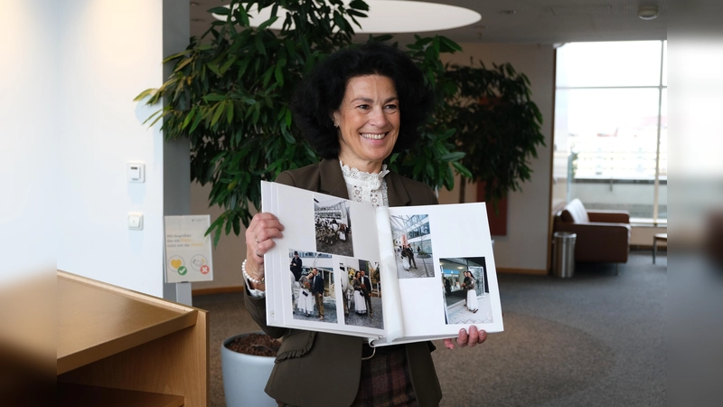 Andrea Deller, die erste Braut im 1998 neu gegründeten Standesamt, zeigt hier ihre Hochzeitsfotos.  (Foto: KVR)