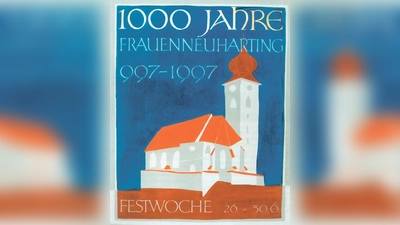 Von dem Kirchenmaler Peter Lammel gestaltete Hinweistafel auf die Festwoche der Frauenneuhartinger 1000-Jahr-Feier 1997. 	 (Foto: Heimatverein Frauenneuharting e.V.)