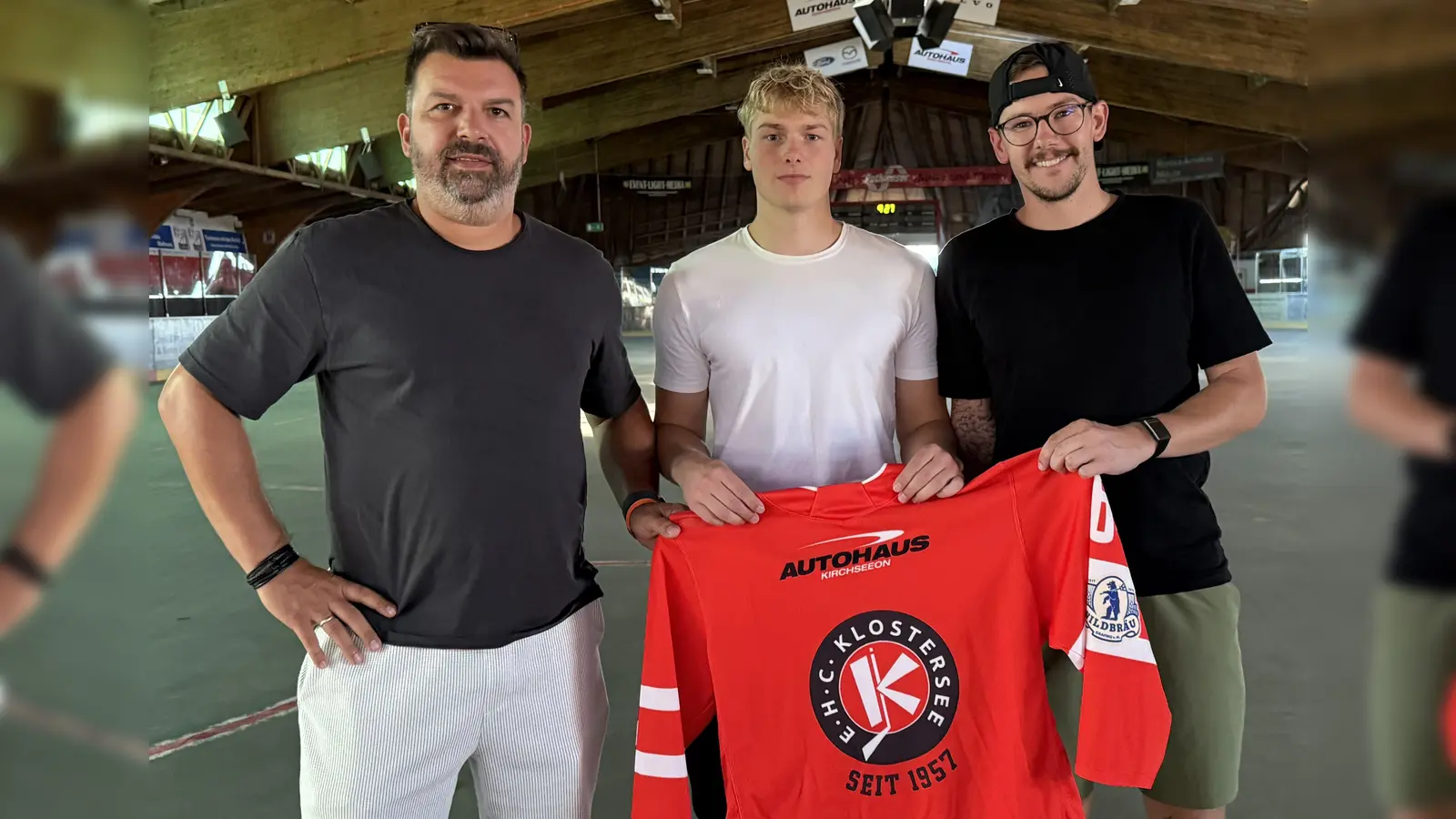 Headcoach Thomas Vogl (l.) und der Sportliche Leiter Marc Kerndl (r.) zusammen mit dem finnischen Neuzugang des EHC Klostersee, Luka Kauppila. (Foto: smg)