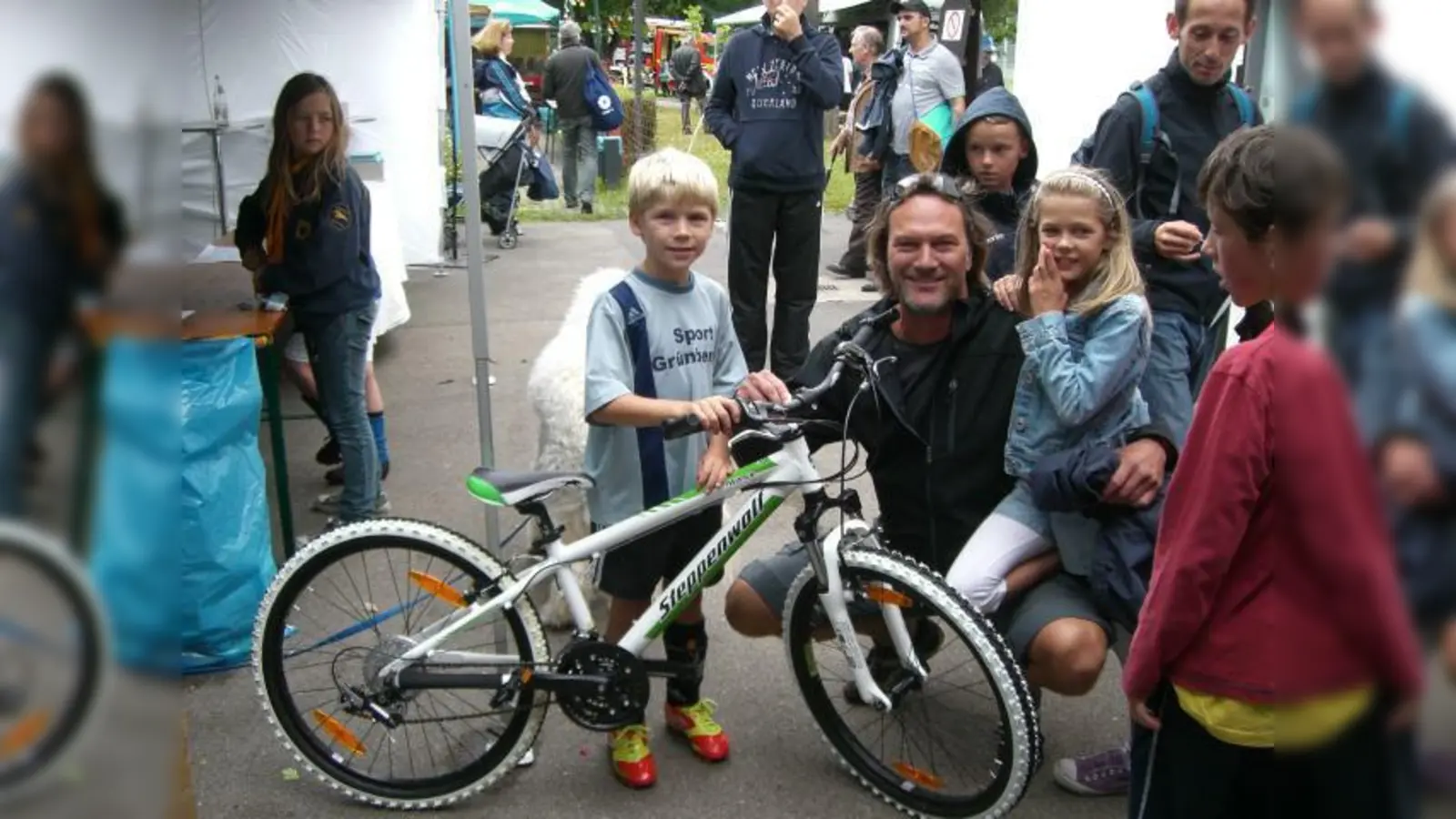 Florian Bachhuber vom FC Hertha und Lennard Schuster vom TSV Solln gewannen die Hauptpreise der Tombola. (Foto: Wir Sollner)