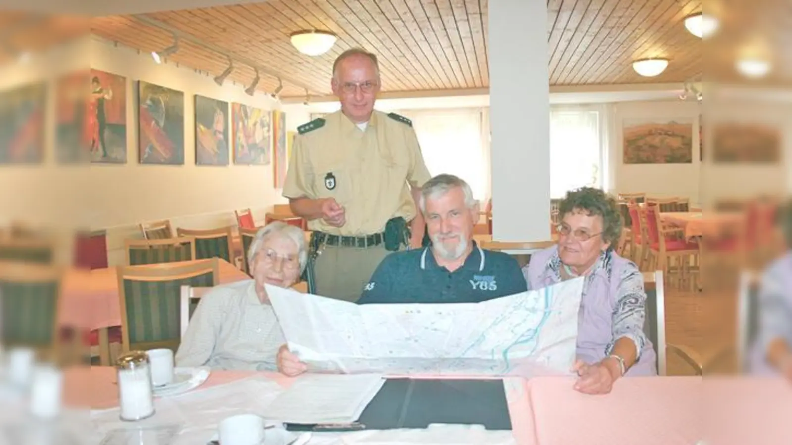 Haben den neuen Seniorenstadtteilplan genau unter die Lupe genommen: (v. l.) Frieda Gaub, Wolf-Dieter Peters und Irmgard Schweizer sowie der Polizeikontaktbeamte, Hauptkommissar Walter Nickmann.	 (Foto: Harald Hettich)