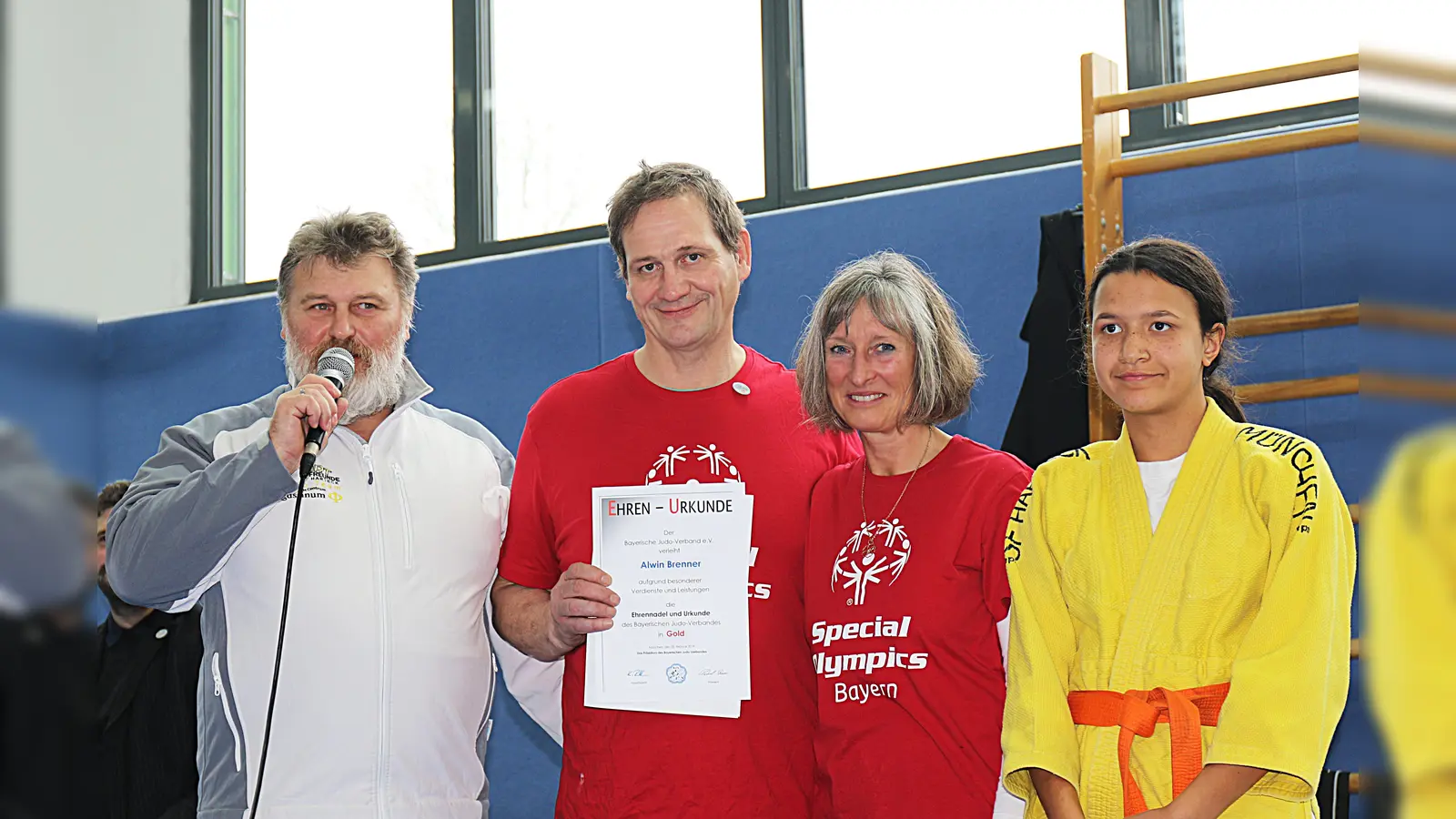 BJV-Vertreter Peter Franz überreicht Alwin Brenner die Goldene Ehrennadel (v.l.: Peter Franz, BJV; Alwin Brenner, BJV; Susanne Müller, SV Nittendorf; Sarah Schertel, Athletensprecherin SO-Bayern). (Foto: Baron Felix von Solemacher)