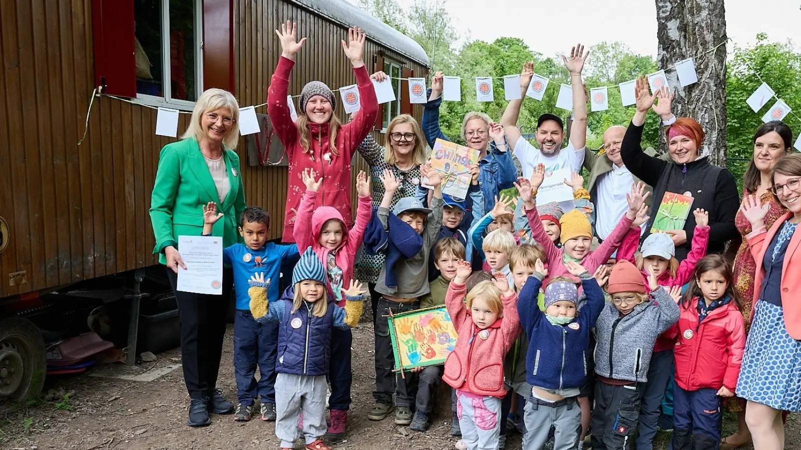 Ministerin Ulrike Scharf (links) beim Besuch des Waldkindergartens in der Mittleren-Isar-Straße. (Foto: StMAS/Schäffler)