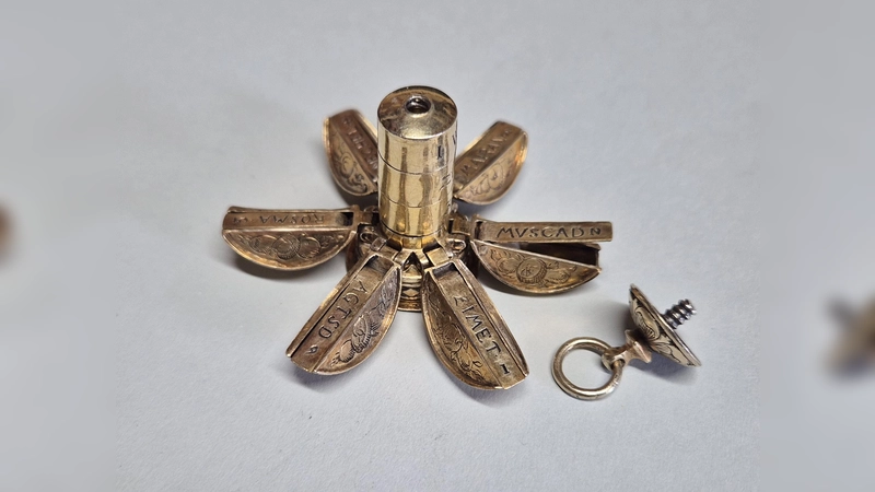 Pomander, Anfang 17. Jh., in geöffnetem Zustand (Silber, graviert und vergoldet). Ein Pomander ist ein meist kugelförmiger Behälter für Duftstoffe, der früher zum Schutz vor Krankheiten und schlechten Gerüchen getragen wurde. (Foto: Dachauer Galerien und Museen)