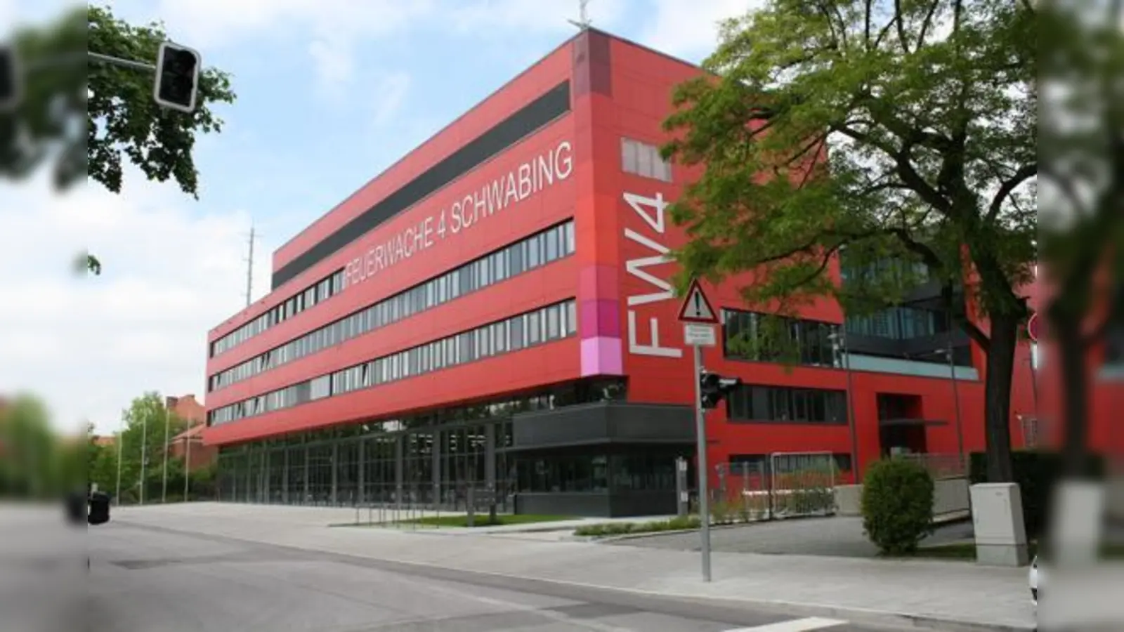 Das Gebäude an der Heßstraße mit der Aufschrift »Feuerwache 4 Schwabing« bietet den Kameraden seit Kurzem eine neue Heimat.	 (Foto: js)