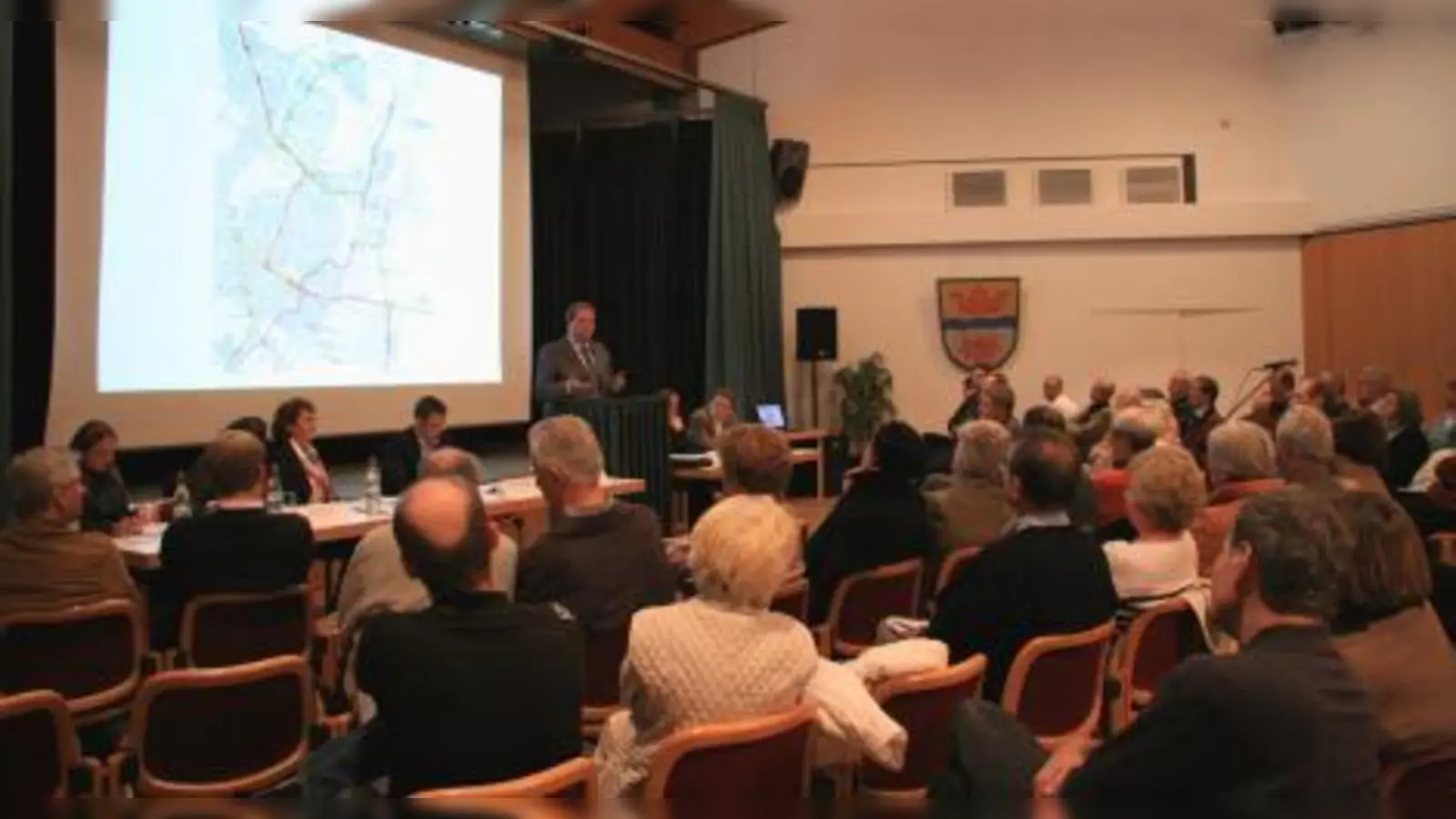 Bürgermeister Christoph Göbel warb für seine Wirtschaftsförderung mit geringem Gewerbesteuerhebesatz und stellte sich dazu der Kritik und den Fragen der Bürger. (Foto: us)