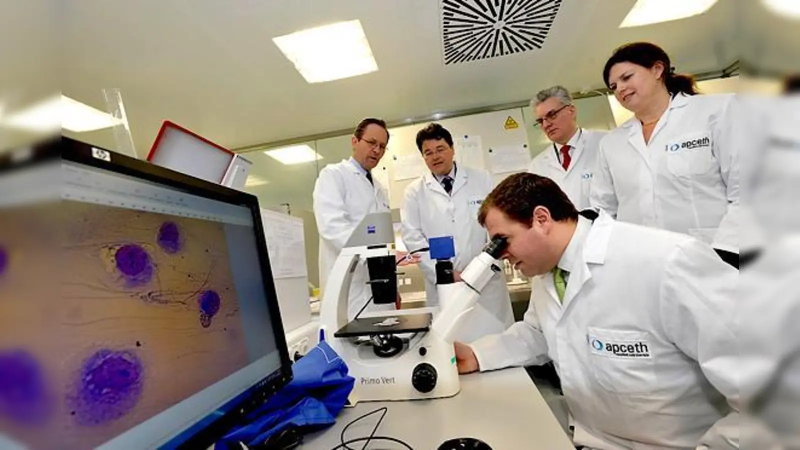 Besichtigung des Labors (v.l.): Prof. Dr. Ralf Huss (CSO apceth), Bürgermeister Thomas Loderer, Dr. Ronald Mertz (Ministerialdirigent im Bayerischen Wirtschaftsministerium), Dr. Christine Günther (CEO apceth) und MdB Florian Hahn.	 (Foto: Claus Schunk)