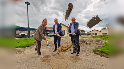 Mit dem symbolischen Spatenstich haben Landrat Robert Niedergesäß, Bürgermeister Josef Oswald und Josef Ettenhuber am Dienstag den offiziellen Startschuss für die Umsetzung des Projekts gegeben. (Foto: LRA Ebersberg)