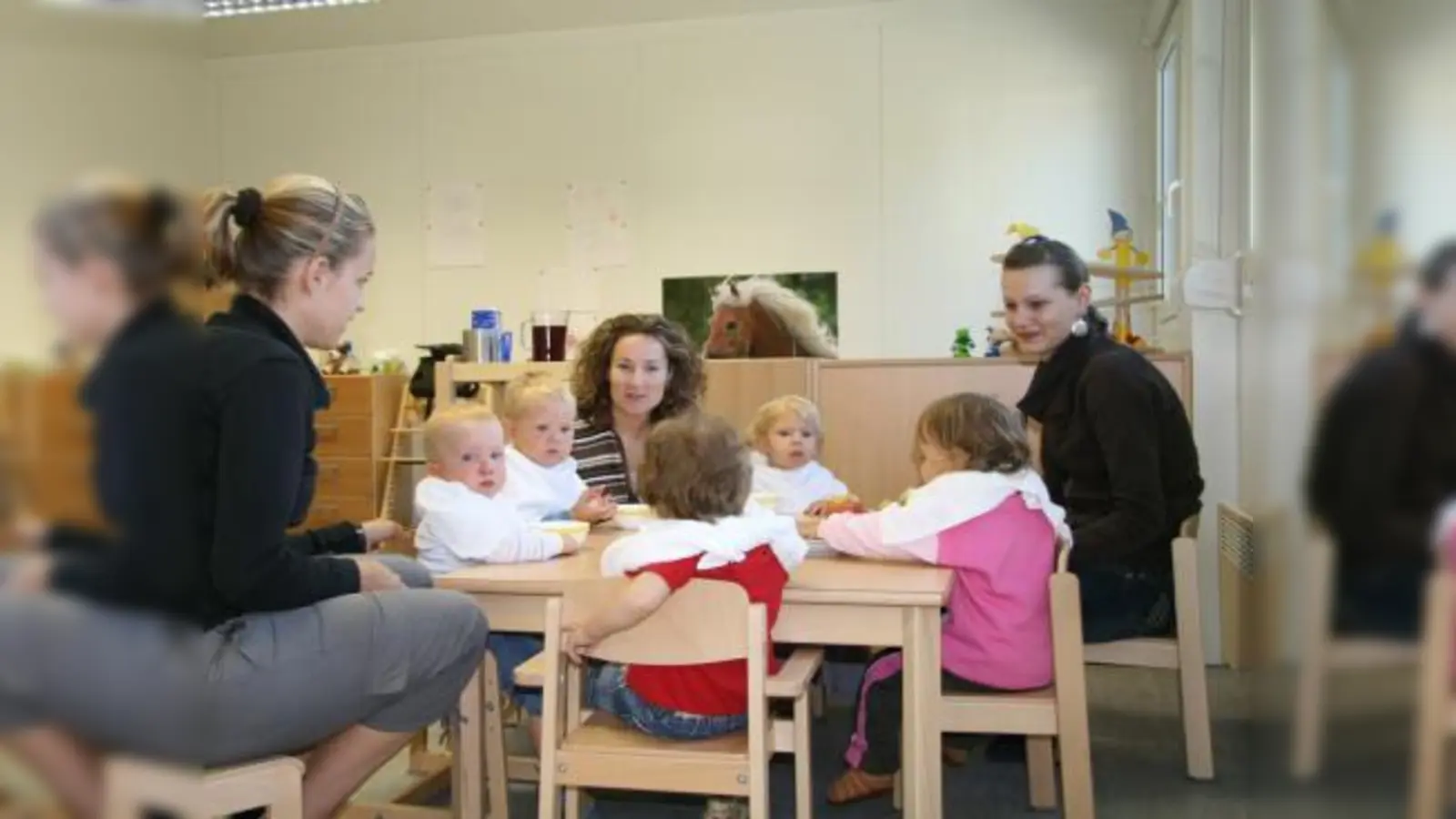 Die Kinderbetreuung wird generell um maximal 54 Prozent teurer in Planegg und ist trotzdem noch die günstigste im Würmtal.  Im Bild Kinder der Gemeindekrippe mit den Betreuern Pauline Fischer, Sabine Richter Sabrina Seidlitz. (Archiv) (Foto: US)