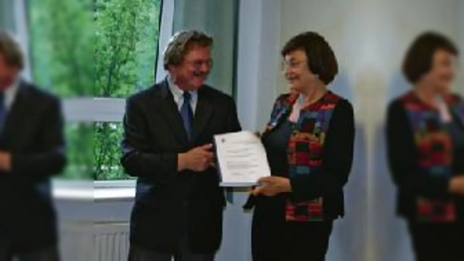 Feierliche Übergabe der Studienergebnisse: Prof Dr. Gerhard Kral händigt Sozialministerin Christa Stewens das Gutachten aus.	 (Foto: wei)