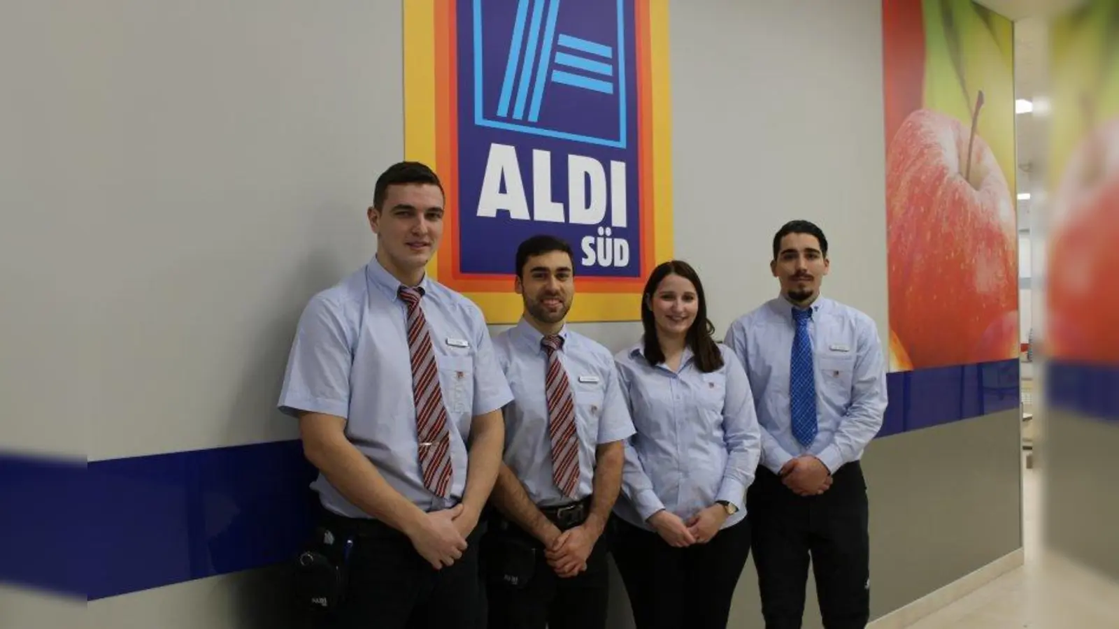Filialleiter Emanuele Fecondo (2.v.l.) freut sich zusammen mit Ardian Velija (l.), Sabina Halilovic und Ismail Kurban auf die Eröffnung der ALDI SÜD Filiale in Martinsried. (Foto: sb)