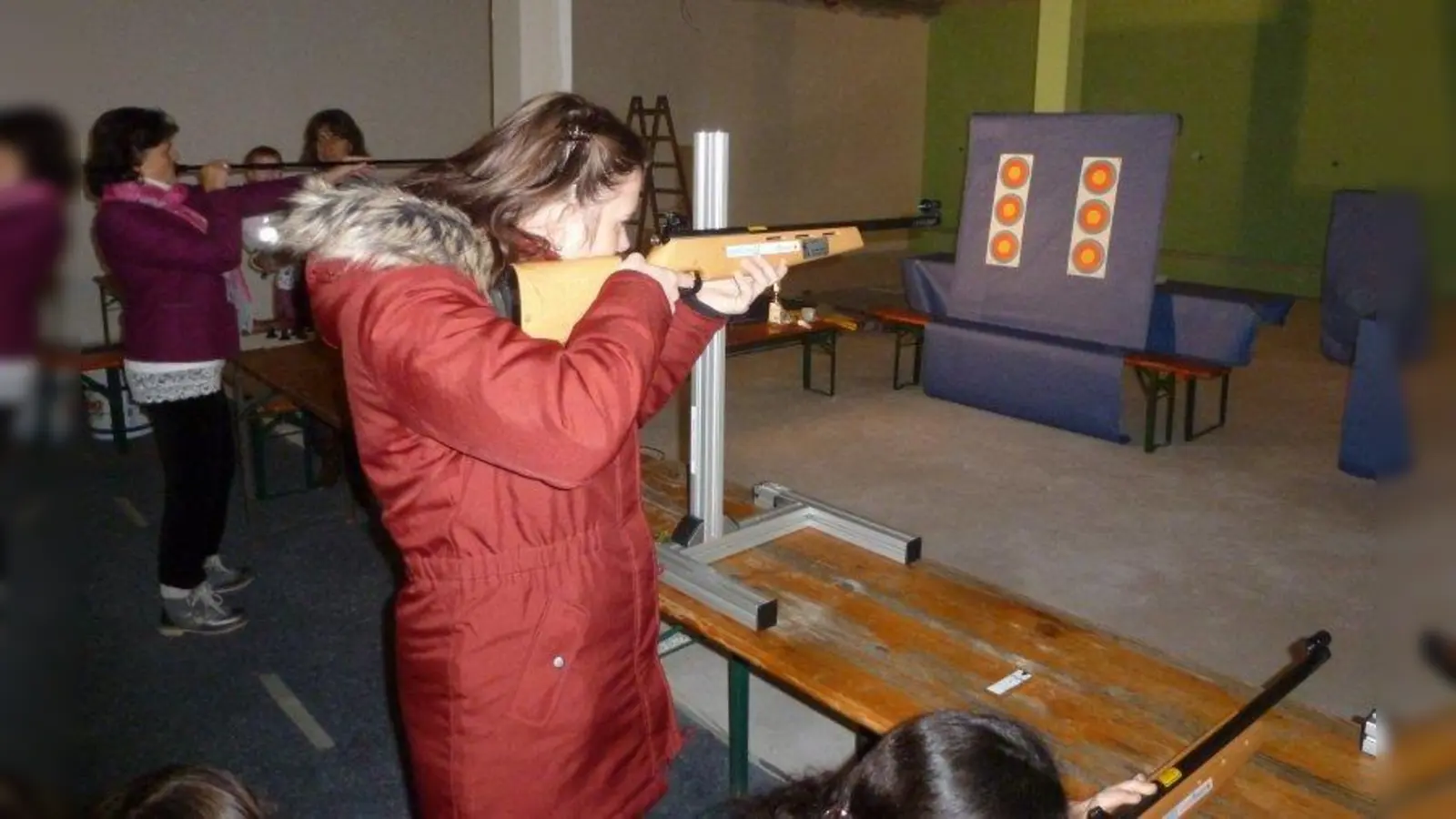 Teresa Gerl schießt mit dem Lichtgewehr. (Foto: Wildschützen Pöcking)