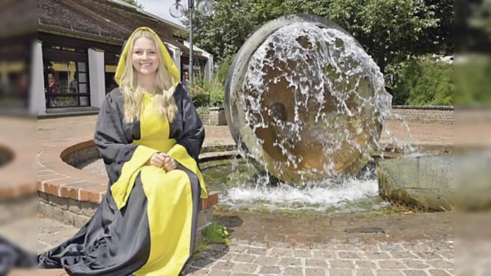 Das Münchner Kindl in der Garchinger Fußgängerzone: Das hatte seinen Grund, denn Viktoria Ostler ist Garchingerin und repräsentiert in diesem Jahr die Landeshauptstadt München.    	 (Foto: Marion Friedl)