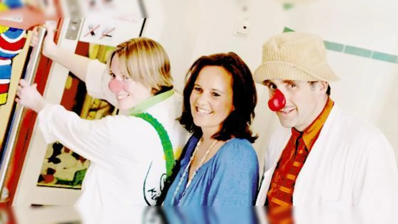 Caroline Link mit den KlinikClowns Dr. Tikedibu und Dr. Charlie.  (Foto: ©Matthias Thoelen.)
