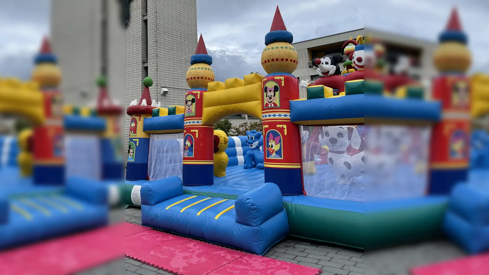 Beim Familienfest in Poing wird es auch die vielfach beliebten Hüpfburgen geben. (Foto: hw)