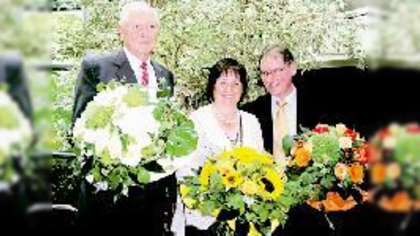 Als leitende Ärzte und leitende Pflegekraft wurden geehrt (v. l.): Dr. med. Henrik von Dehn, Christa Kronburger und Dr. med. Peter Römisch.  (Foto: Schwarz-Mehrens)