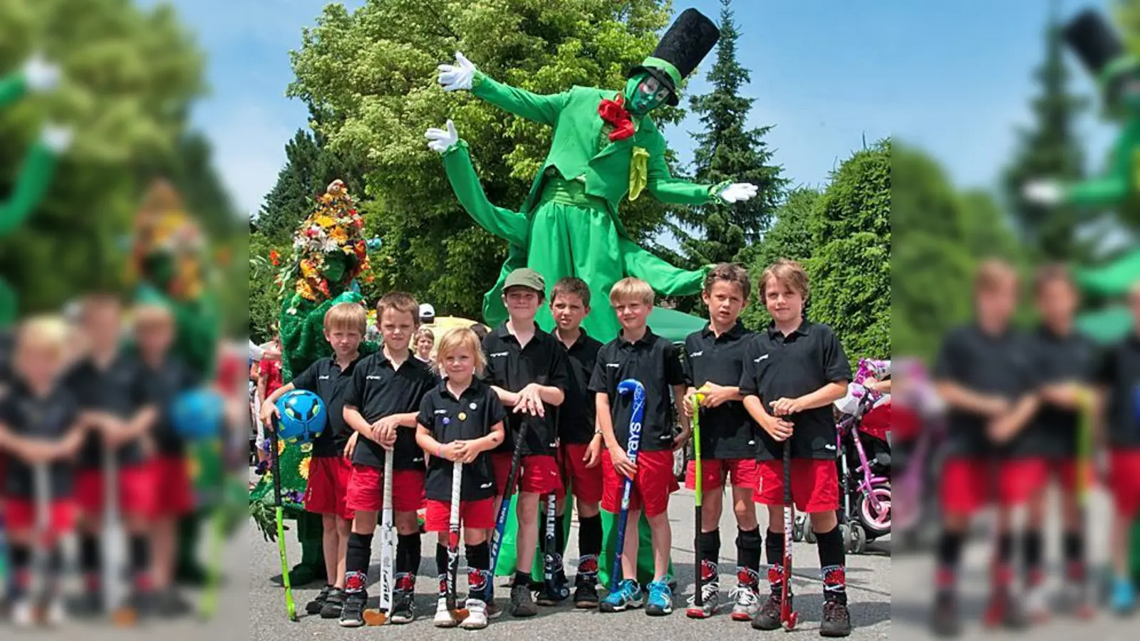 Die kleinen Grasshoppers der SpVgg mit ihrem Maskottchen Waldemar.	 (Foto: Privat)