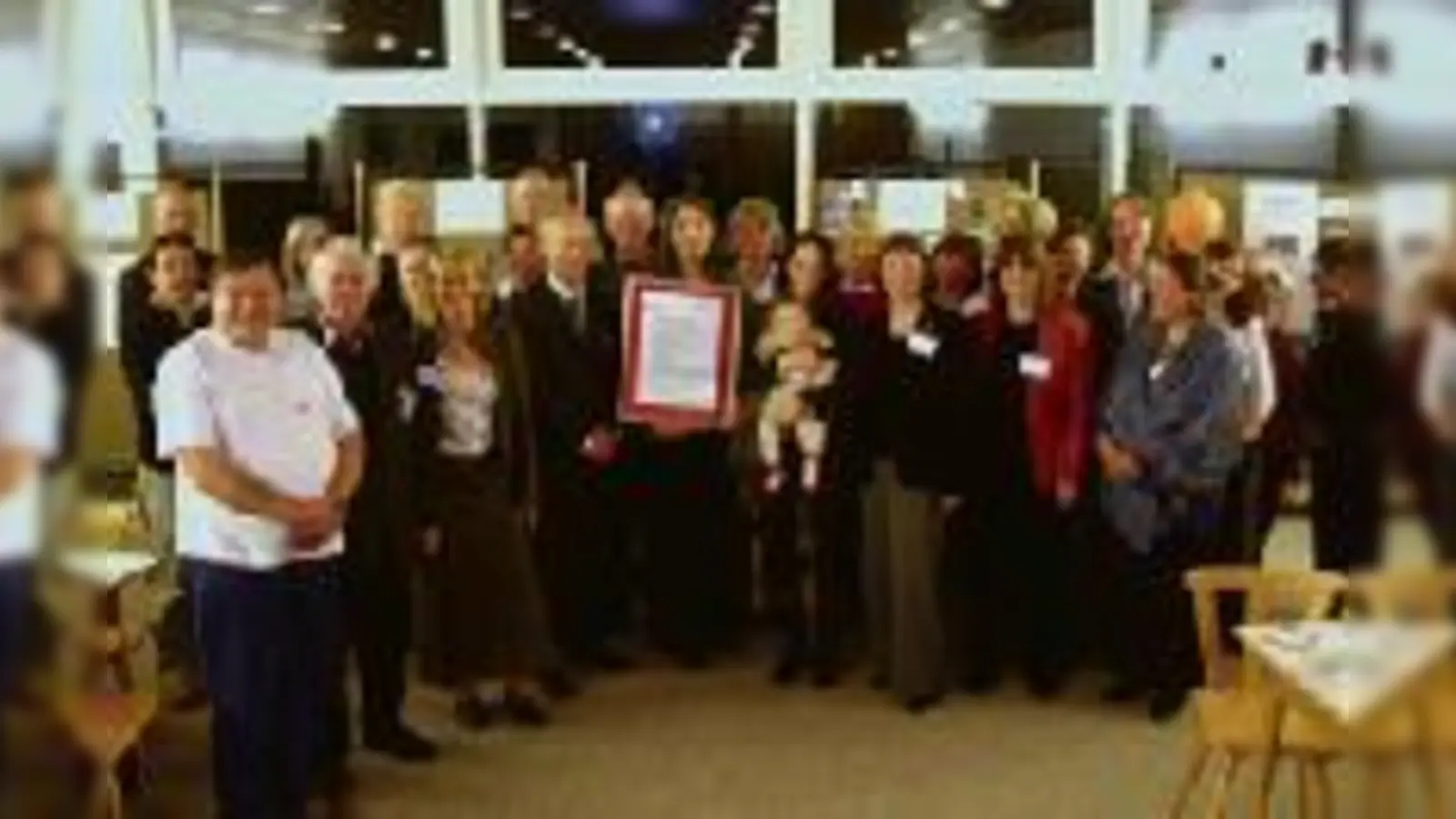 Die Mitarbeiter des Caritas-Zentrums freuten sich über das  (Qualitätszertifikat.F: Koschler)