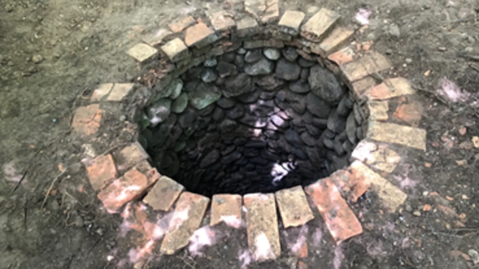 Heimatpfleger Thomas Warg verrät den Teilnehmern seiner Führung, was es mit dem geheimnisvollen Brunnen auf sich hat.  (Foto: Warg)