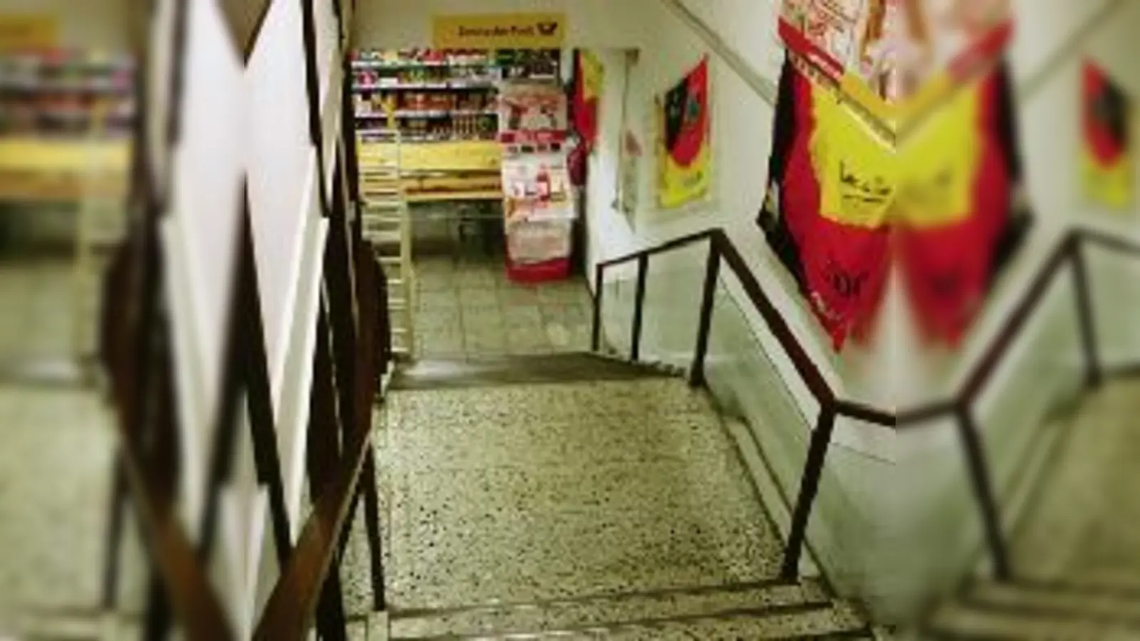 Abwärts: Die Post-Service-Stelle in dem Supermarkt ist nur über diese steile Treppe zu erreichen.  (Foto: gf)