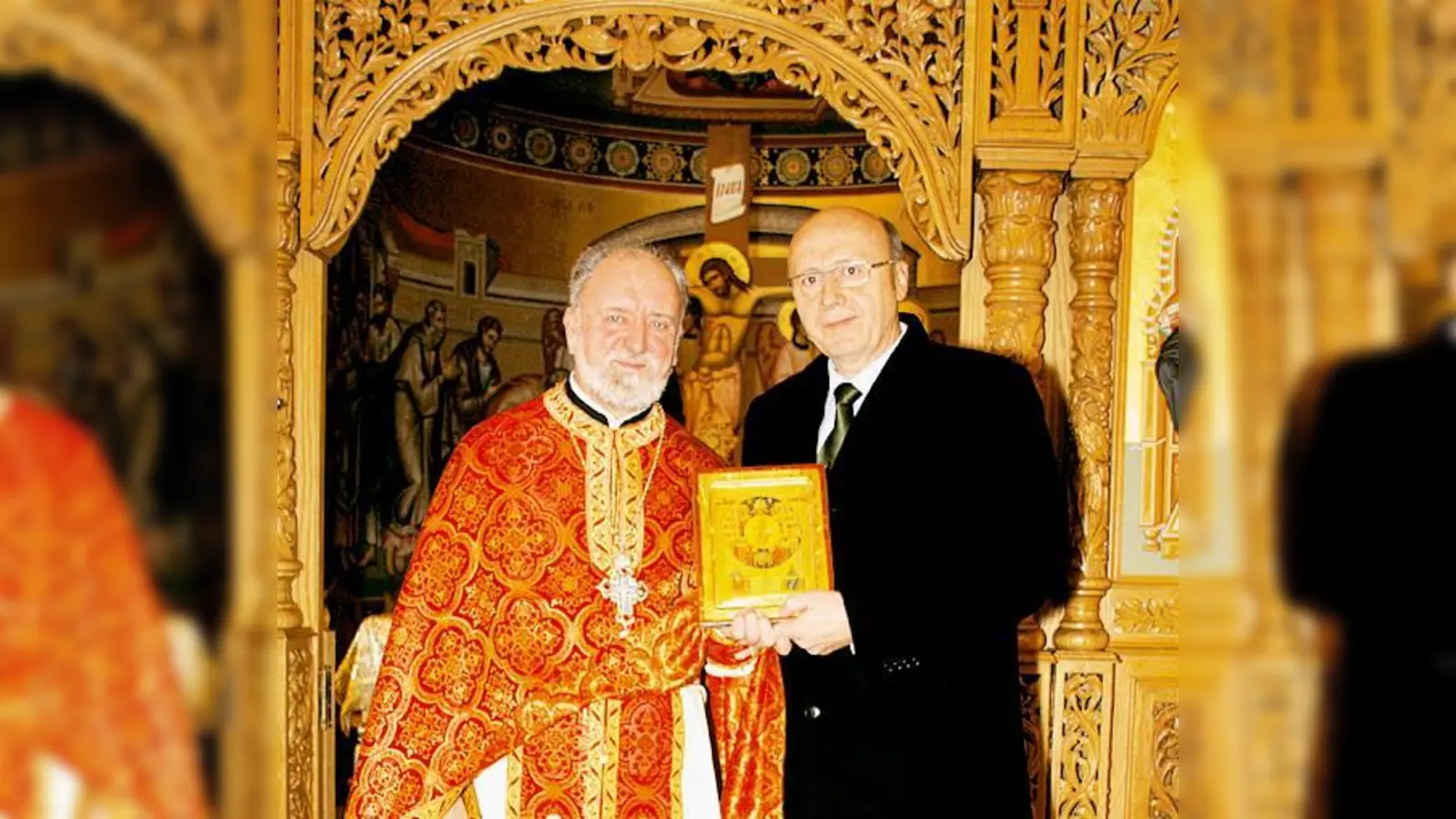 Erzpriester Apostolos Malamoussis (l.) schenkte Martin Neumeier eine Allerheiligenikone.	 (Foto: Gemeinde)