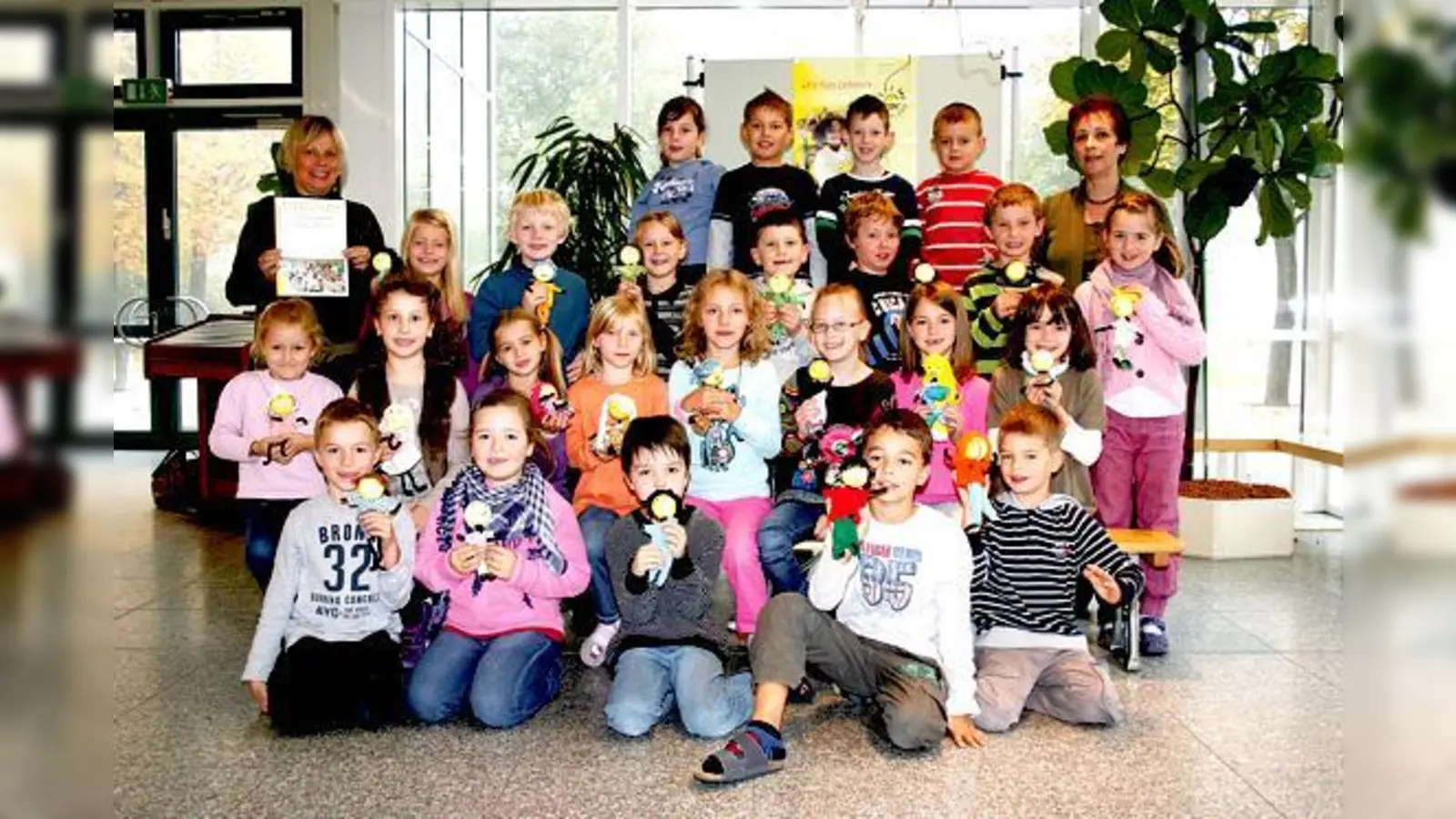 Klara und Klaro helfen den Kindern, eine positive Einstellung zu ihrer Gesundheit entwickeln zu können. Schulleiterin Corina Romanacci (rechts) und Lehrerin Renate Friedemann (links) sind stolz auf das Klasse2000-Zertifikat.	 (Foto: sl)