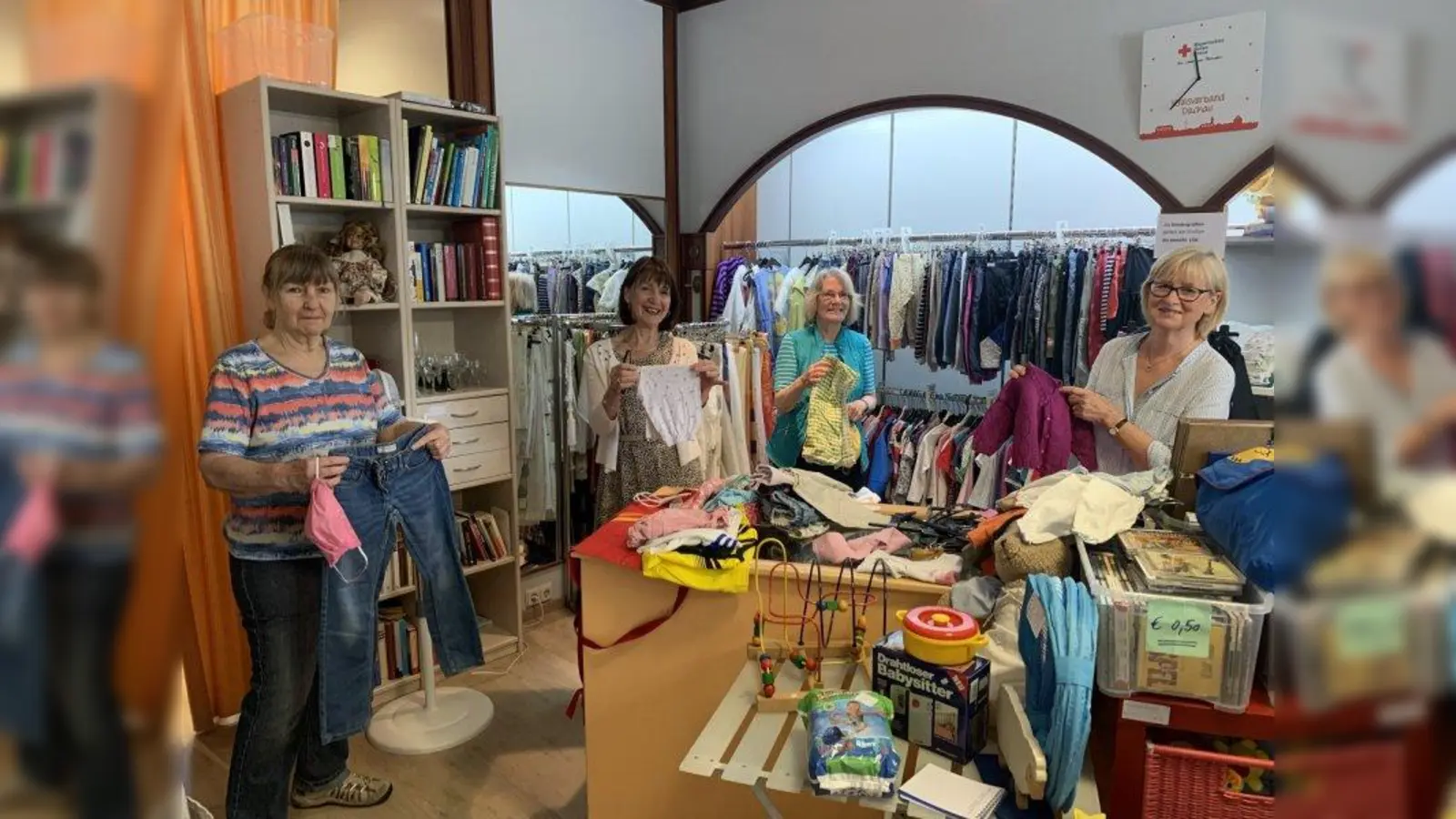Die RotKreuzShops werden von den Kunden gut angenommen, worüber sich die Mitarbeiterinnen freuen (von links): Renate Weger (stellvertretende Leiterin im RotKreuzShop in Markt Indersdorf), Marlene Kersten, Ruthild Bauer und Elisabeth Eisele. (Foto: BRK)