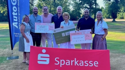 Freuen sich über die hohe Spendensumme (von links): Claudia Stöhr (Vorstand GC Dachau), Tasos Patmanidis (Bakalikon), Frank Menauer und Carl-Gunther Rauch (Löwenkinder Dachau), Michaela Quinn (Ingolstadt Village), Rishi Sharma (Sparkasse Dachau) sowie Sabina Menzel (Präsidentin GC Dachau). (Foto: Stöhr)