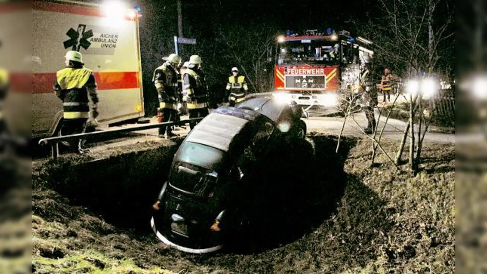 Auto und Fahrer unverletzt: Feuerwehreinsatz am Moosgrund.	Foto: Feuerwehr	 (Foto: Feuerwehr)