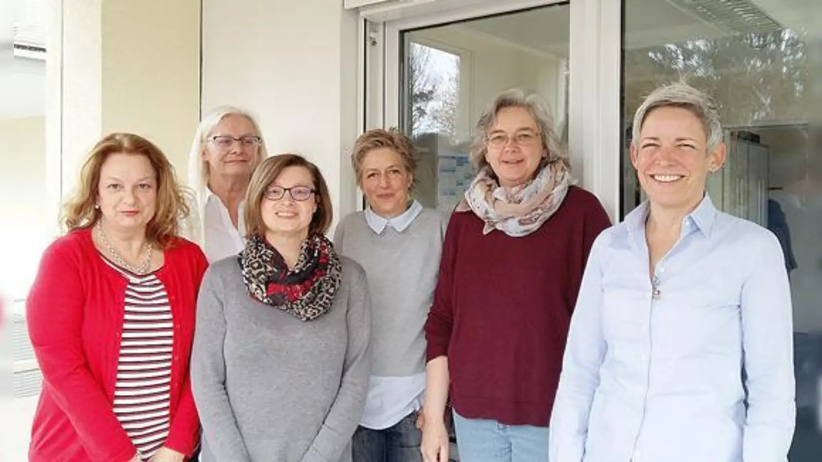 Die hauptamtlichen Mitarbeiterinnen des Hospizkreises (v.l.): Martina Neldel, Elisabeth Berger, Antje Bruch, Elke Winter, Monika Kirschbauerund Katrin Jaeger.	 (Foto: Hospizkreis Ottobrunn)