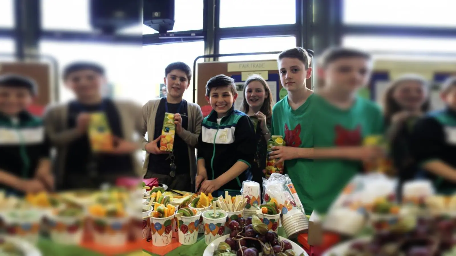 Leckerer Fairtrade-Saft, garniert mit frischem Obst, wurde ebenfalls zum Kauf angeboten. Nebenbei konnte man sich von den Mitschülern über das Thema Fairer Handel informieren lassen. (Foto: SE)