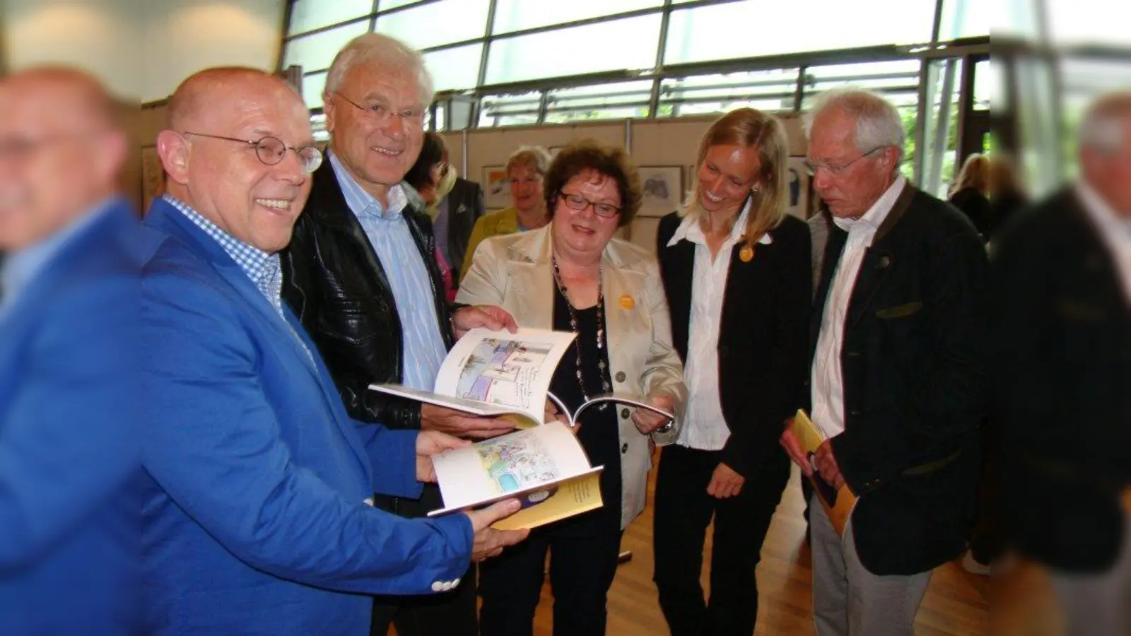 Über die Witze im Katalog lachen v. l.: Jürgen Kirner, Helmut Ankenbrand, Maria Stierhof Tanja Spehr und Peter Braun. (Foto: pst)