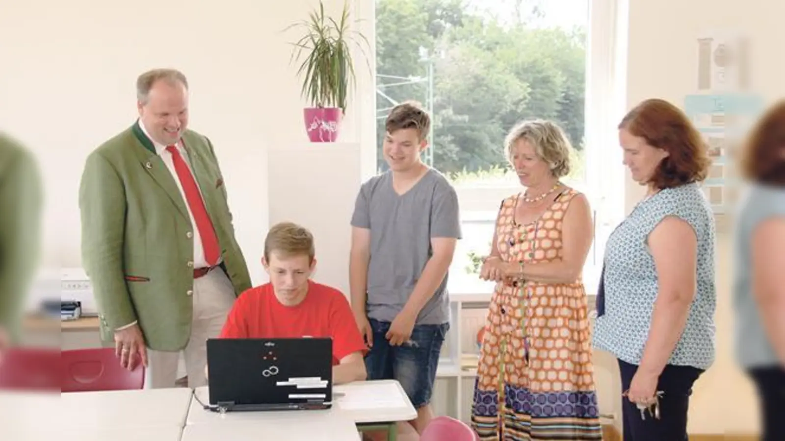 Landrat Christoph Göbel, Schüler der FOS, Schulleiterin Angelika Bachmann und Geschäftsführerin Kirsten Hartherz (v. li.).	 (Foto: B. Reichl)