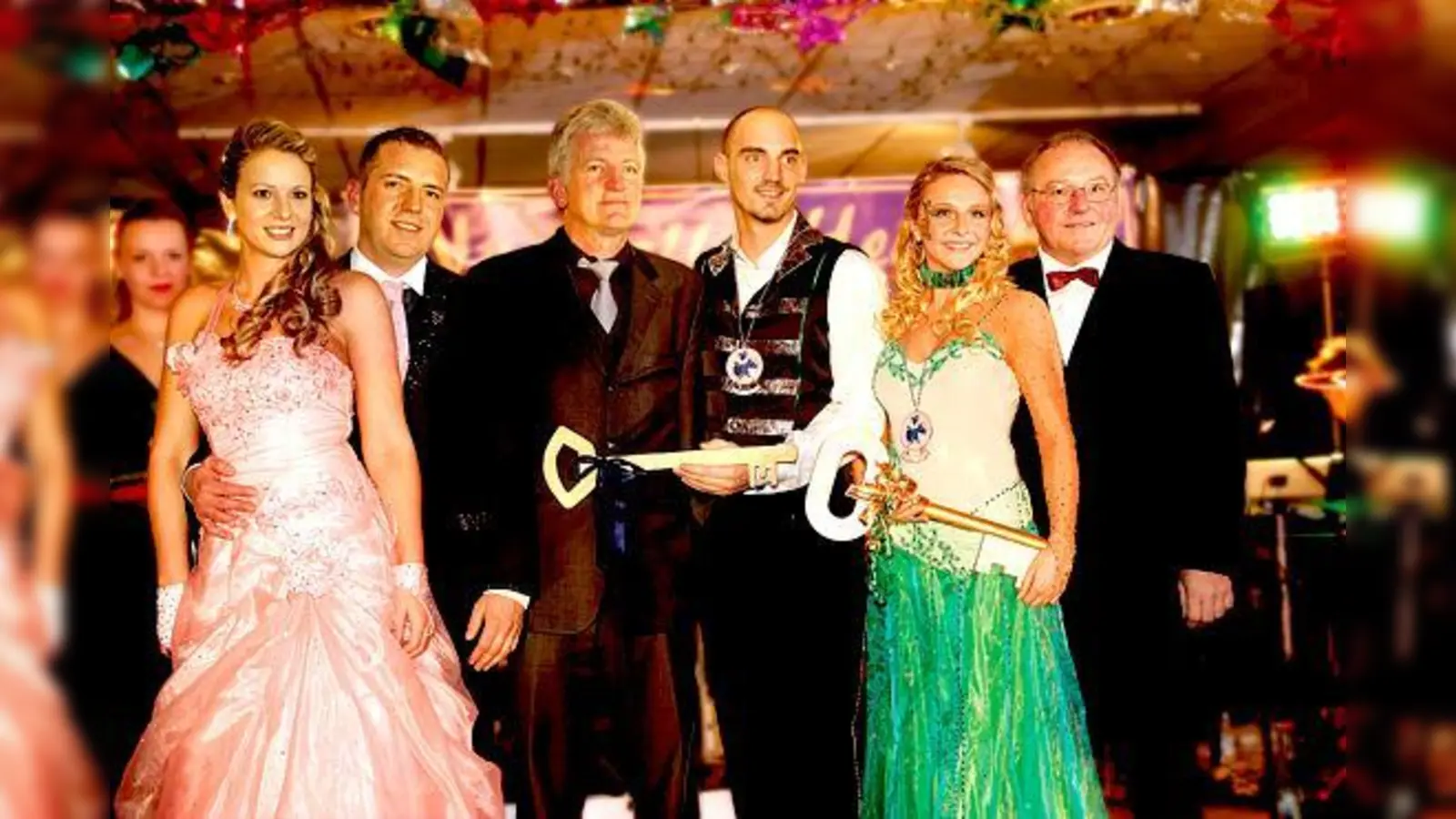 Das Prinzenpaar der Narhalla Heidechia vergab bei der Inthronisation auch persönliche Orden.	 (Foto: VA)