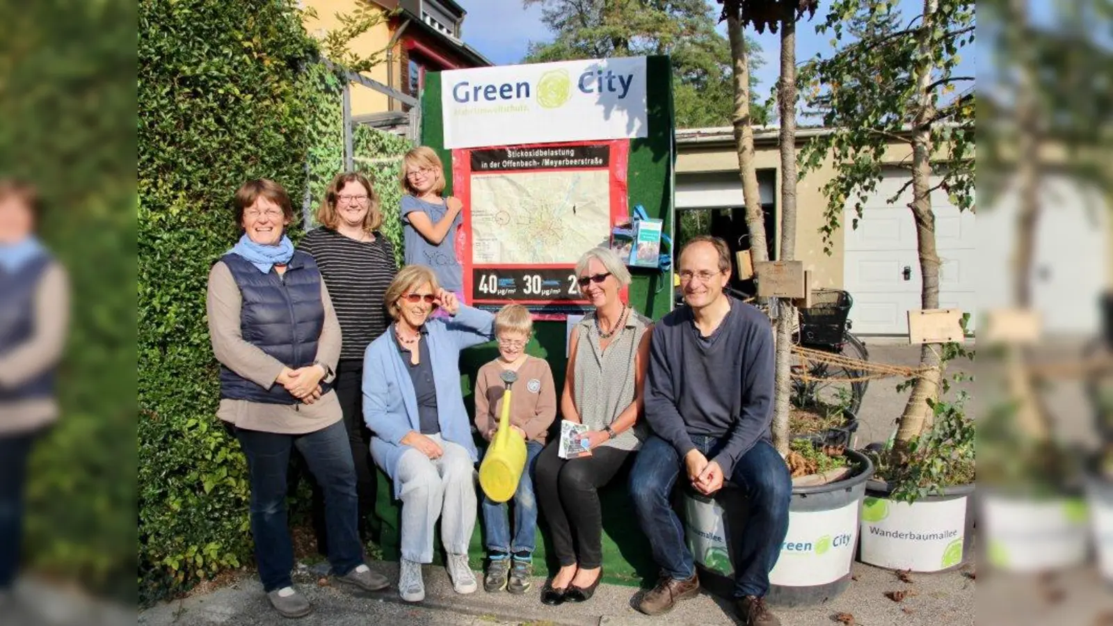 Die Wanderbäume waren eine gute Veranschaulichung für die Ziele der IGOM. Gabi Paula, Maren Schüpphaus, Birgitt Schmitt-Walter, Maria Ecke-Bünger und Johannes Paula (v.l.) an der Meyerbeerstraße. (Foto: us)
