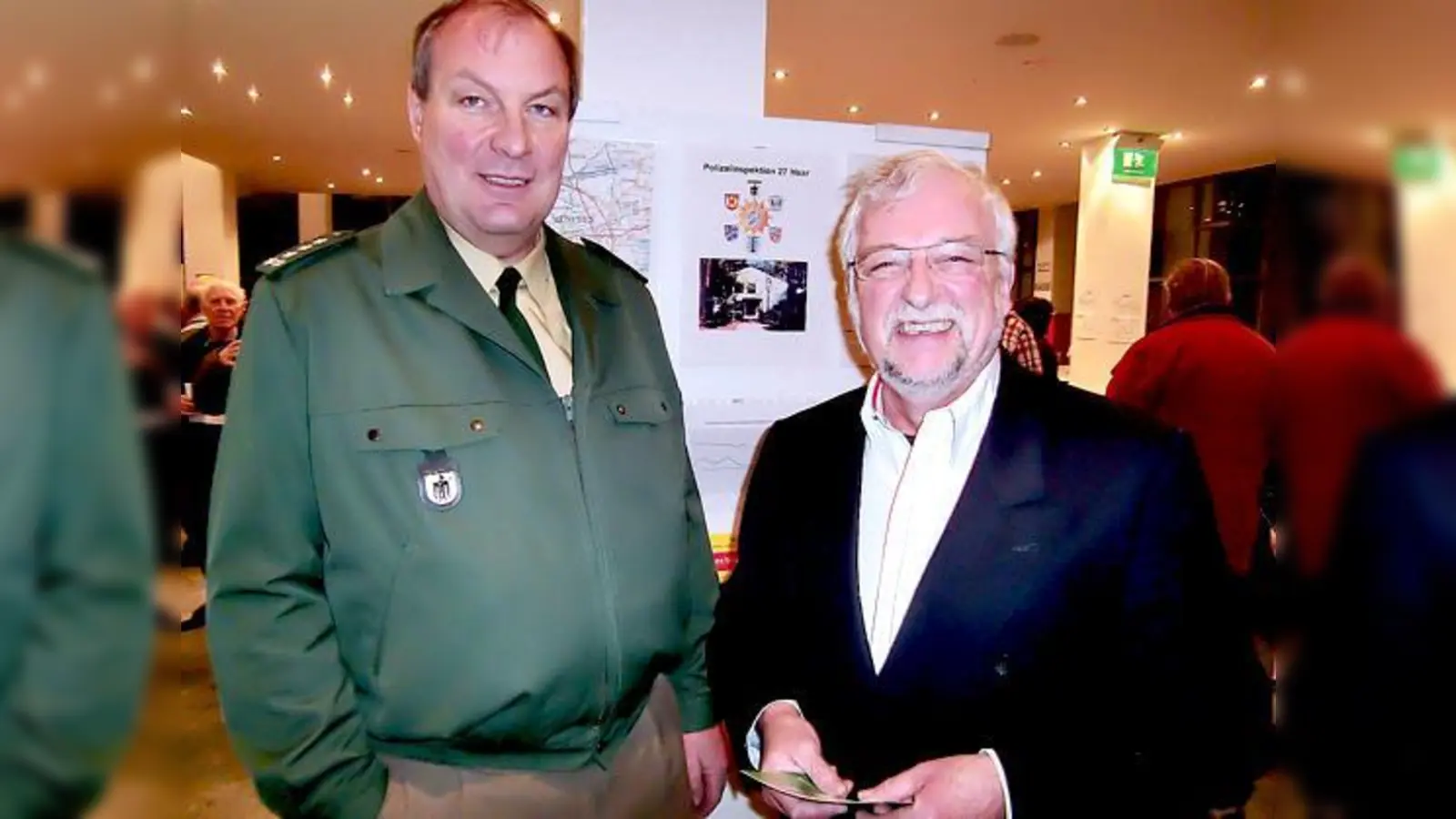 Karl-Heinz Schilling (links), Leiter der Inspektion 27 und Bürgermeister Helmut Dworzak freuen sich über die hohe Sicherheit in der Gemeinde.	 (Foto: ikb)