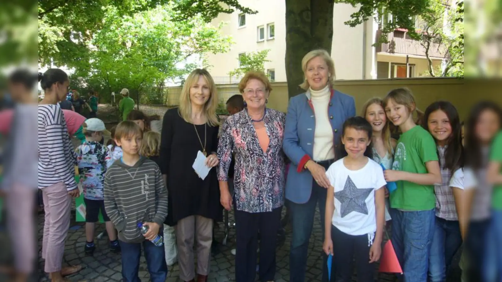 Schulleiterin Andrea Froehler, BA-Vorsitzende Ingeborg Staudenmeyer, Stadträtin Elisabeth Schmucker (v.l.) und Schüler beim Sommerfest der Grundschule am Dom-Pedro-Platz. (Foto: pi)