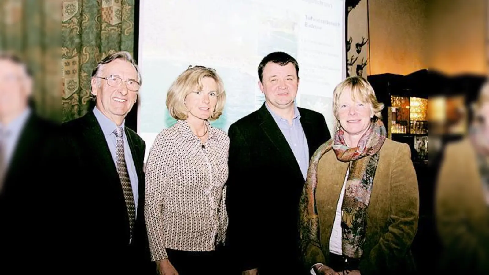 Bei der Informationsveranstaltung zum Naturbad (v. l.): CSU-Ortsverbands-Vorsitzender Günter Meining, CSU-Fraktionsvorsitzende Andrea Hanisch, Planer Claus Schmitt von der WasserWerkstatt und Bürgermeisterin Ursula Mayer.   (Foto: Schwarz-Mehrens)