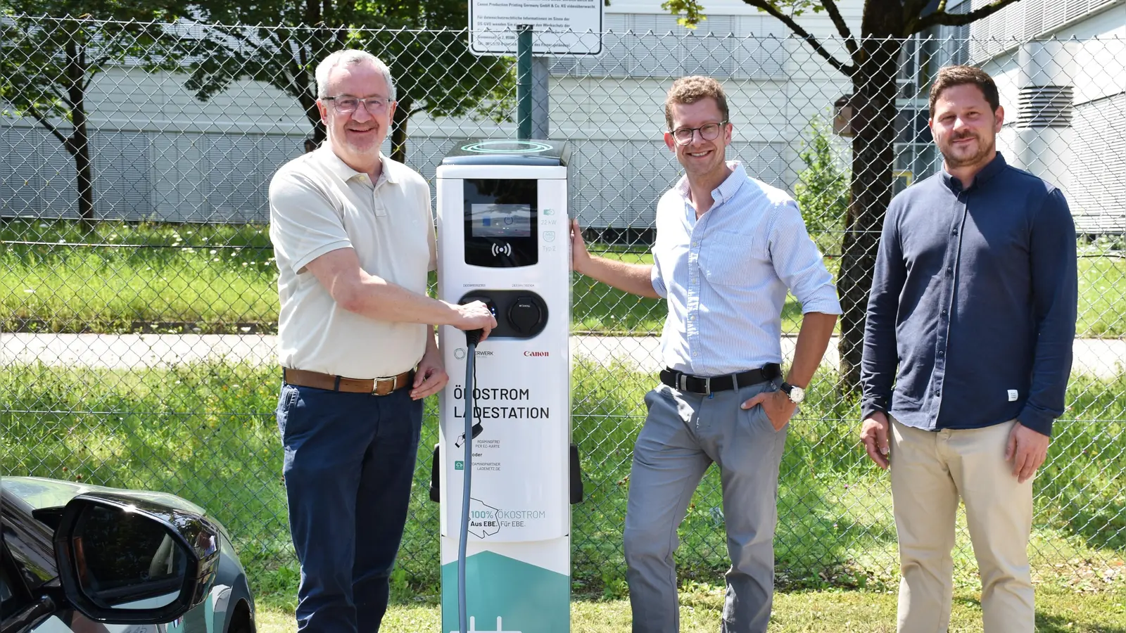 Bürgermeister Stark, Stefan Speer von Canon und Marcel Menzel vom Eberwerk bei der Inbetriebnahme der 3 Ladesäulen am Firmengelände von Canon (v.l.). (Foto: Gemeinde Poing)