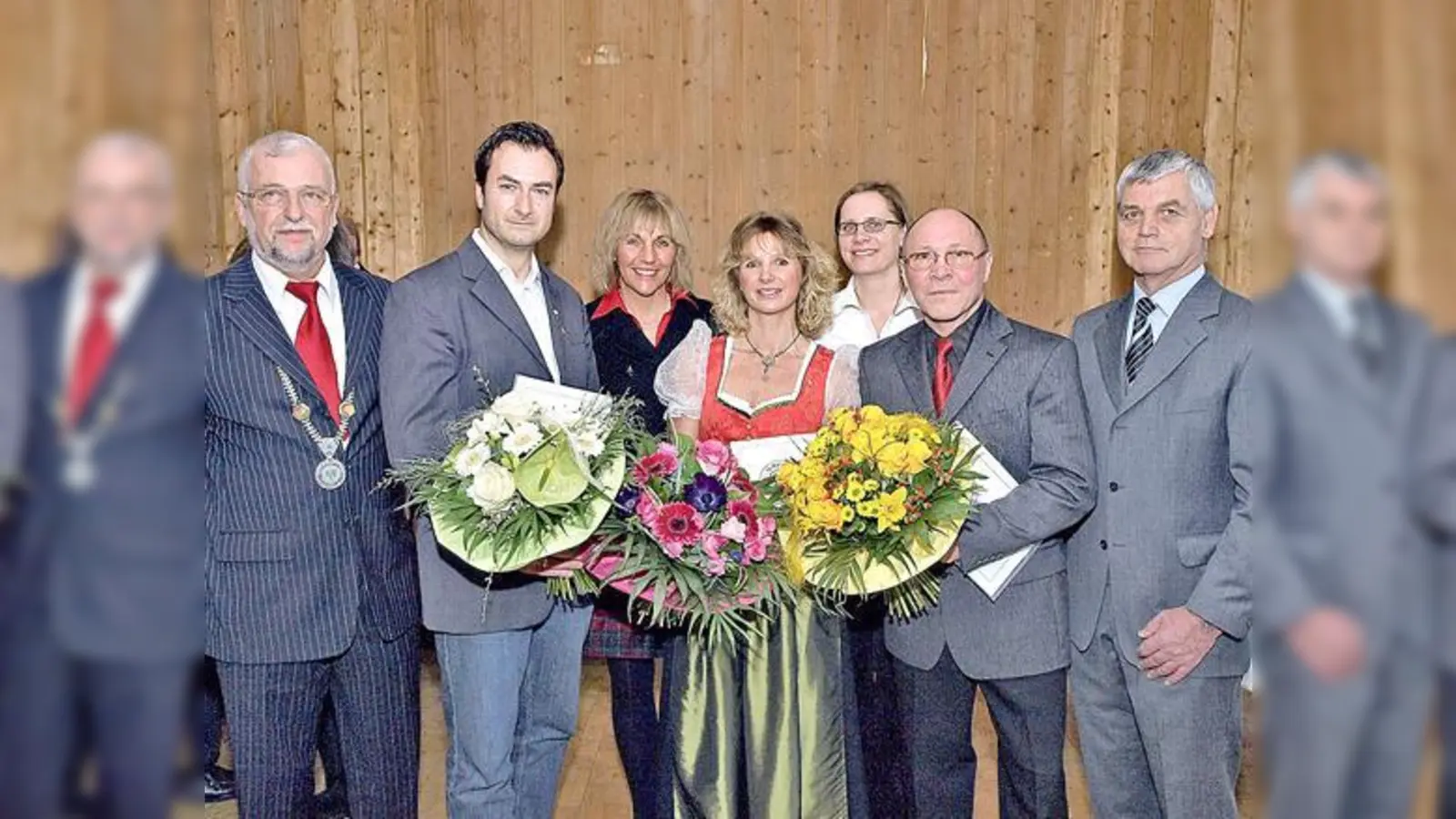 Brgm. Helmut Dworzak freute sich Todd Covell, Leni Küster und Helmut Felixberger zu ehren. Es gratulierten auch: 2. Brgm. Gabriele Müller (3. v. l.), Pfarrerin Martina Hirschsteiner (3. v. r.) und 3. Brgm. Hans Stießberger.  (Foto: Rabe)