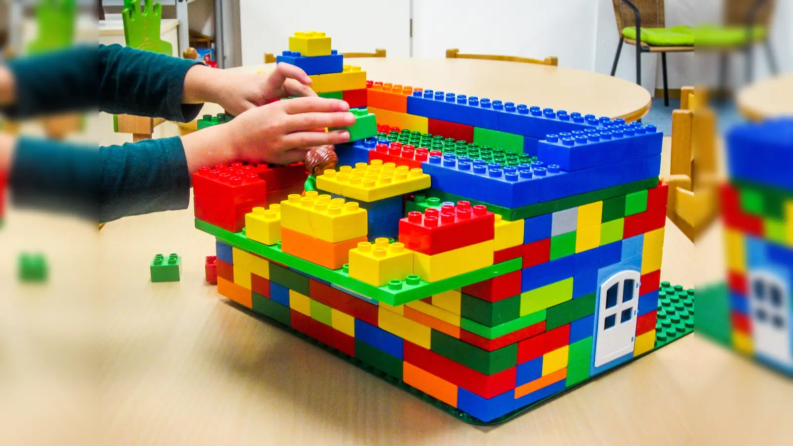 Das neue Haus für Kinder ist – so wie dieser Nachbau der Kindergartenkinder – noch im Bau. Anmelden kann man sein Kind nun schon. (Foto: Alexandra Hölzel/Johanniter)