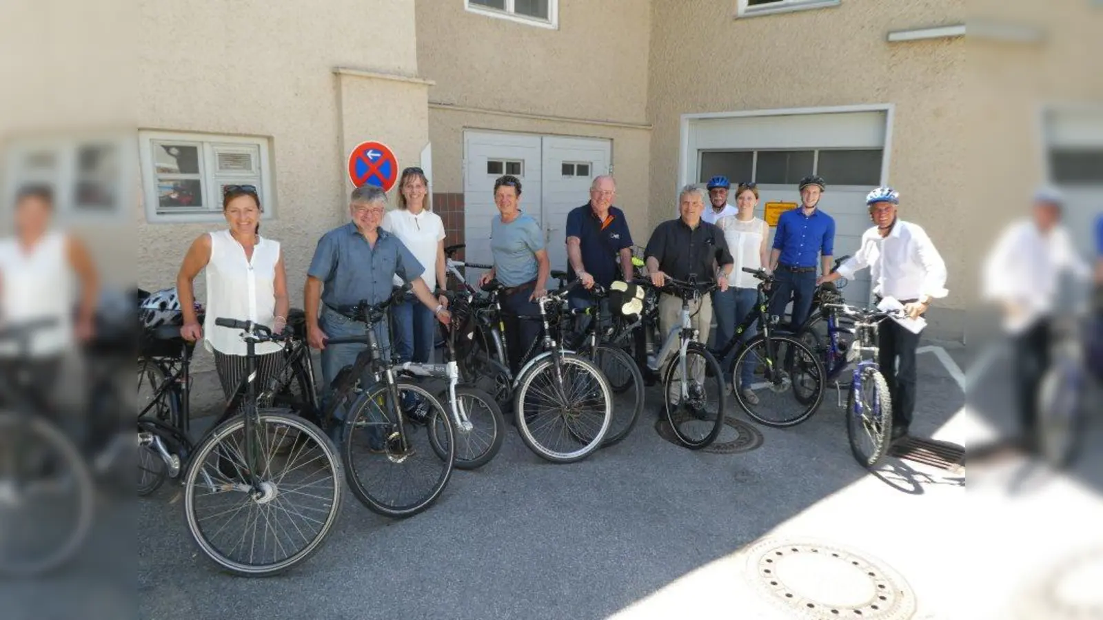 Andrea Roppelt (Stadt Weilheim), Dr. Claus Reindl (Verkehrsreferent),  Petra Husemann-Roew (ADFC Bayern), Horst Martin (zweiter Bürgermeister), Dieter Schleiermacher (ADFC Weilheim-Schongau), Johannes Ziegler (Bayerisches Staatsministerium für Wohnen, Bau und Verkehr), Georg Off (Landesverkehrswacht Bayern), Sarah Guttenberger (AFGK Bayern), Florian Meyer (Bayerisches Staatsministerium für Wohnen, Bau und Verkehr), Andreas Wunder (Stadt Weilheim) (von links). (Foto: Stadt Weilheim)