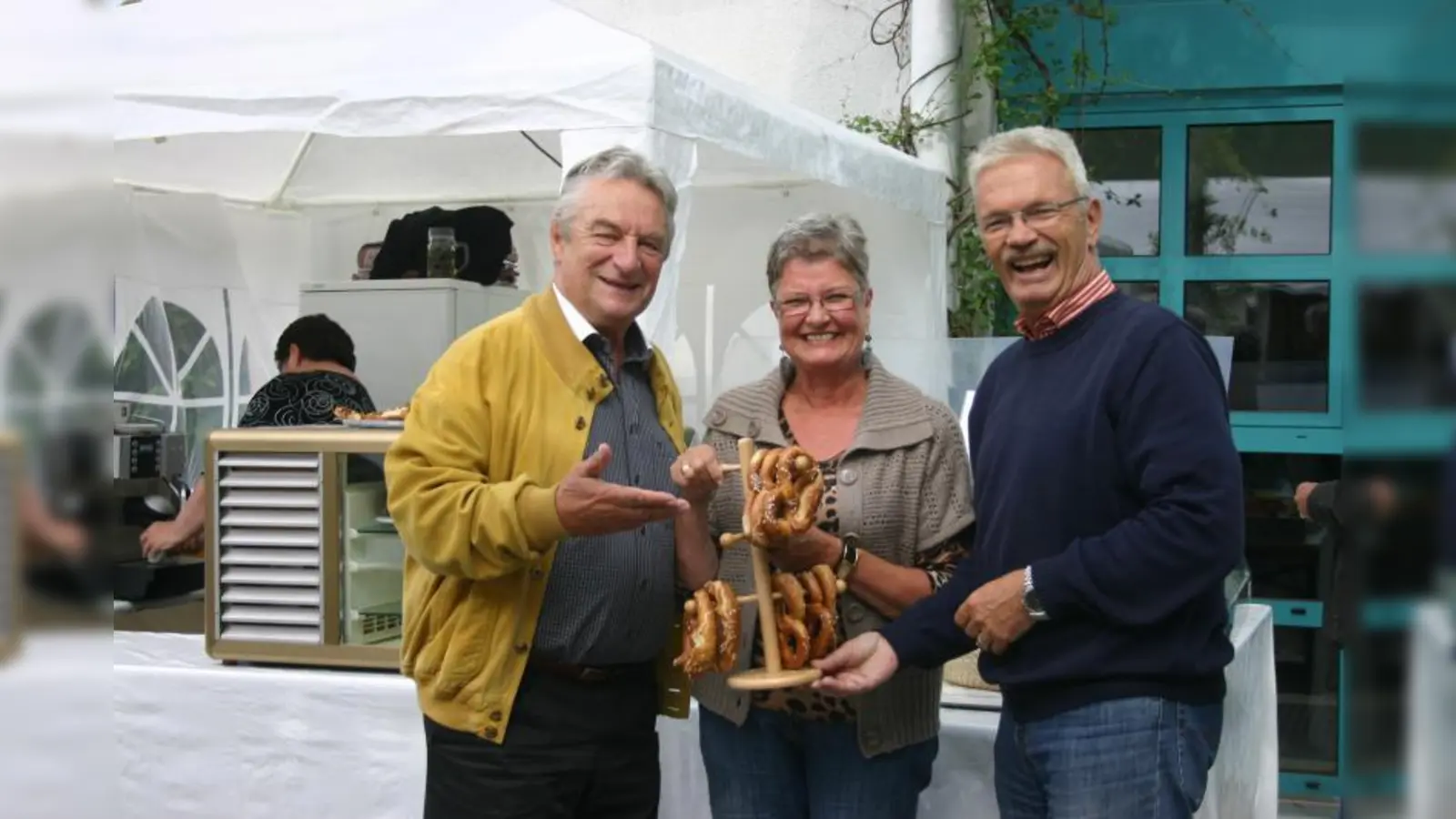 Jahre langer treuer Gast: Schauspieler Josef Thalmeier (l.) mit den Kermess-Inhabern Liebgard und Hans Passian. (Foto: rk)