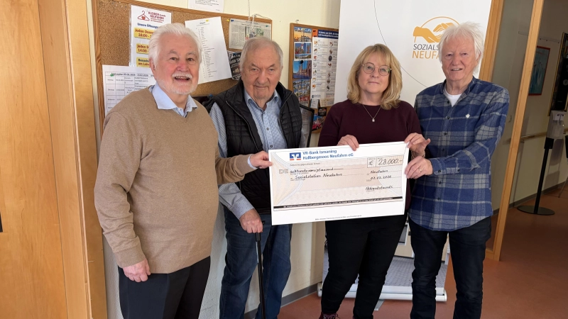 Helmut Hinterberger (1. Vorsitzender der Sozialstation), Ludwig Grundner (Organisator des Adventsstandls), Brigitte Rieß (Geschäftsleitung), Erich Molz (Adventsstandl). (v.l.)<br><br> (Foto: Buhl)